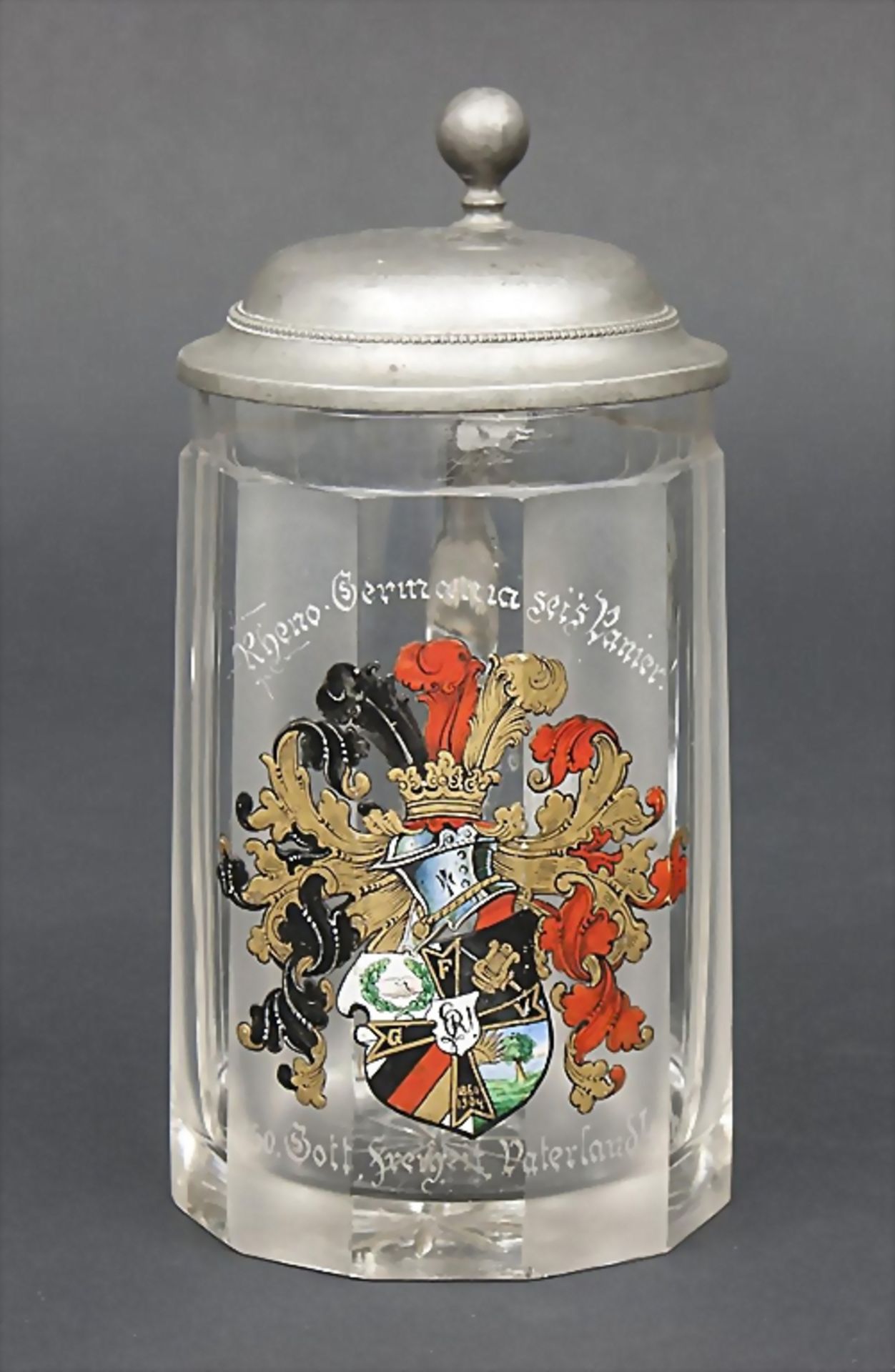 Studentika Bierkrug, deutsch, um 1926Material: Glaskrug mit Zinndeckel, Emailmalerei,
