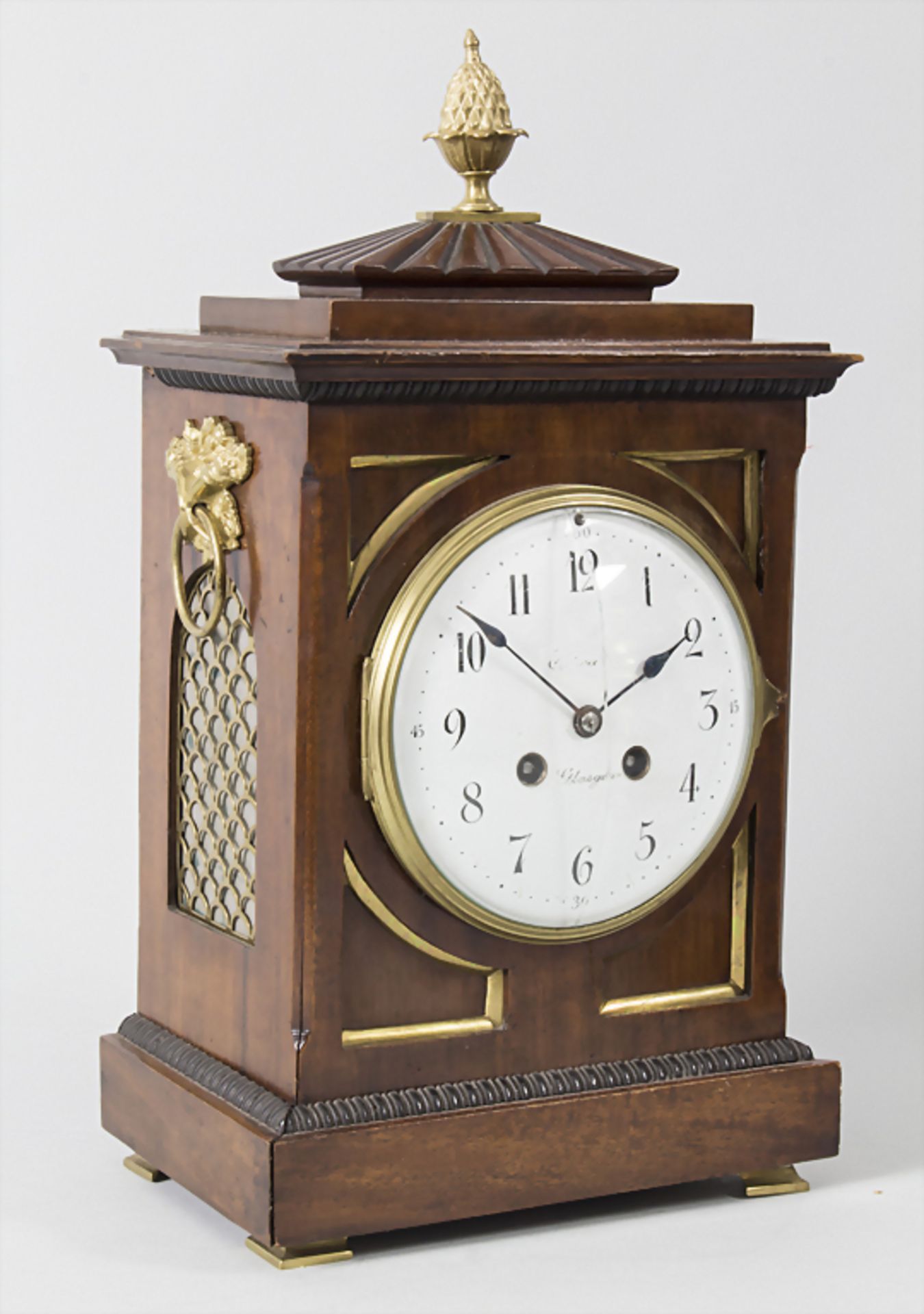 Tischuhr / A clock, WB & Fils, Paris, um 1880Gehäuse: Nussbaum mit seitlichen vergitt