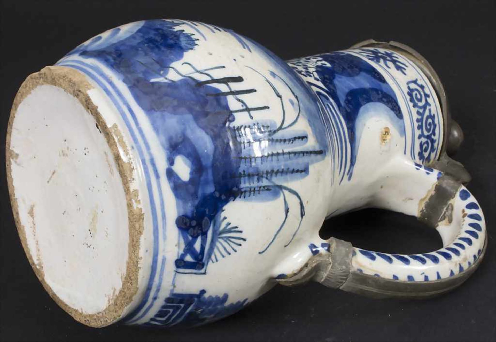 Birnkrug / A faience pear jug with tin lid, Frankfurt oder Hanau, um 1720Material: Fay - Bild 6 aus 7