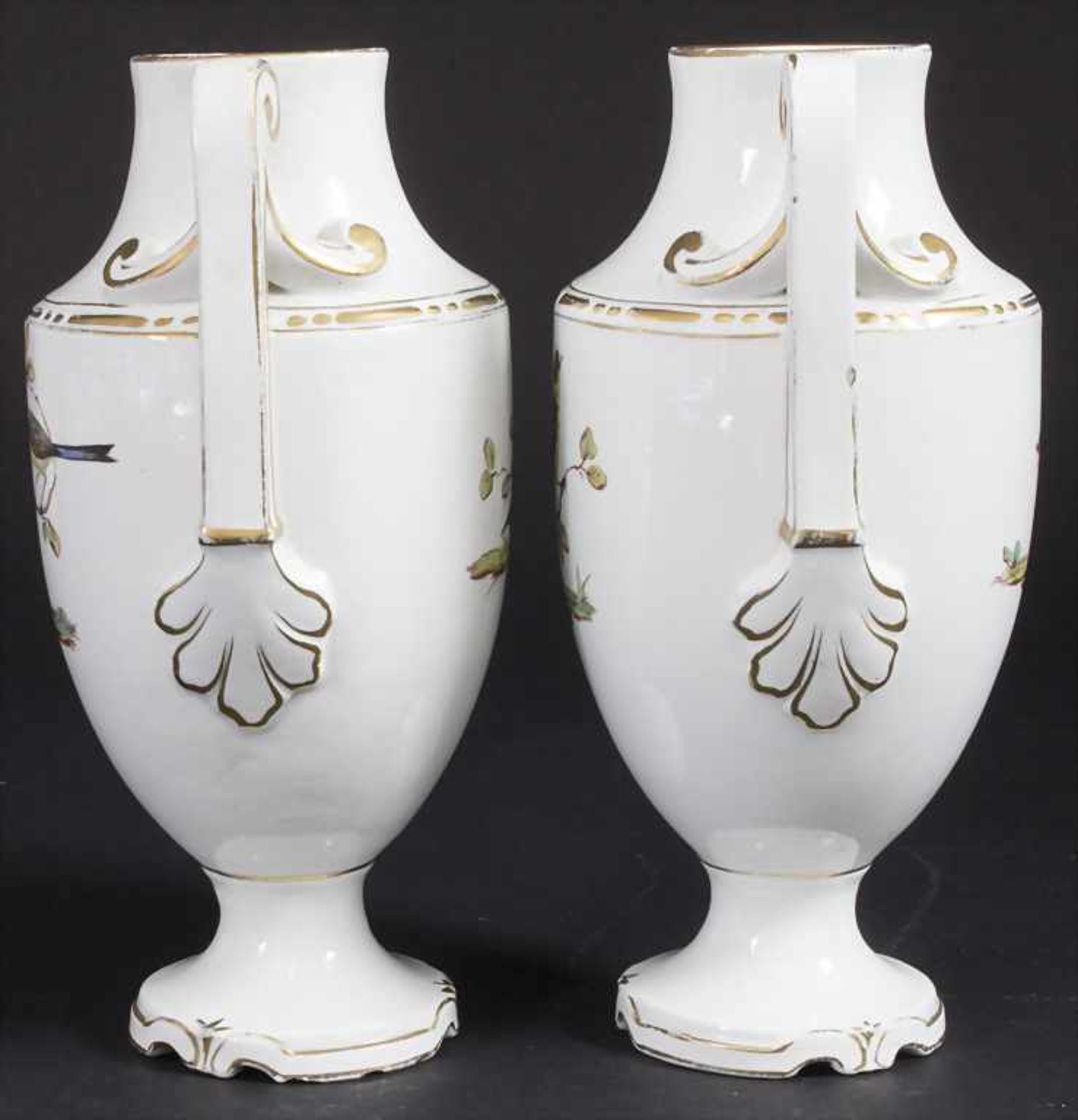 Paar frühe Henkelvasen / A pair of early handled vases, wohl 1. Hälfte 18. Jh.Materi - Bild 2 aus 8