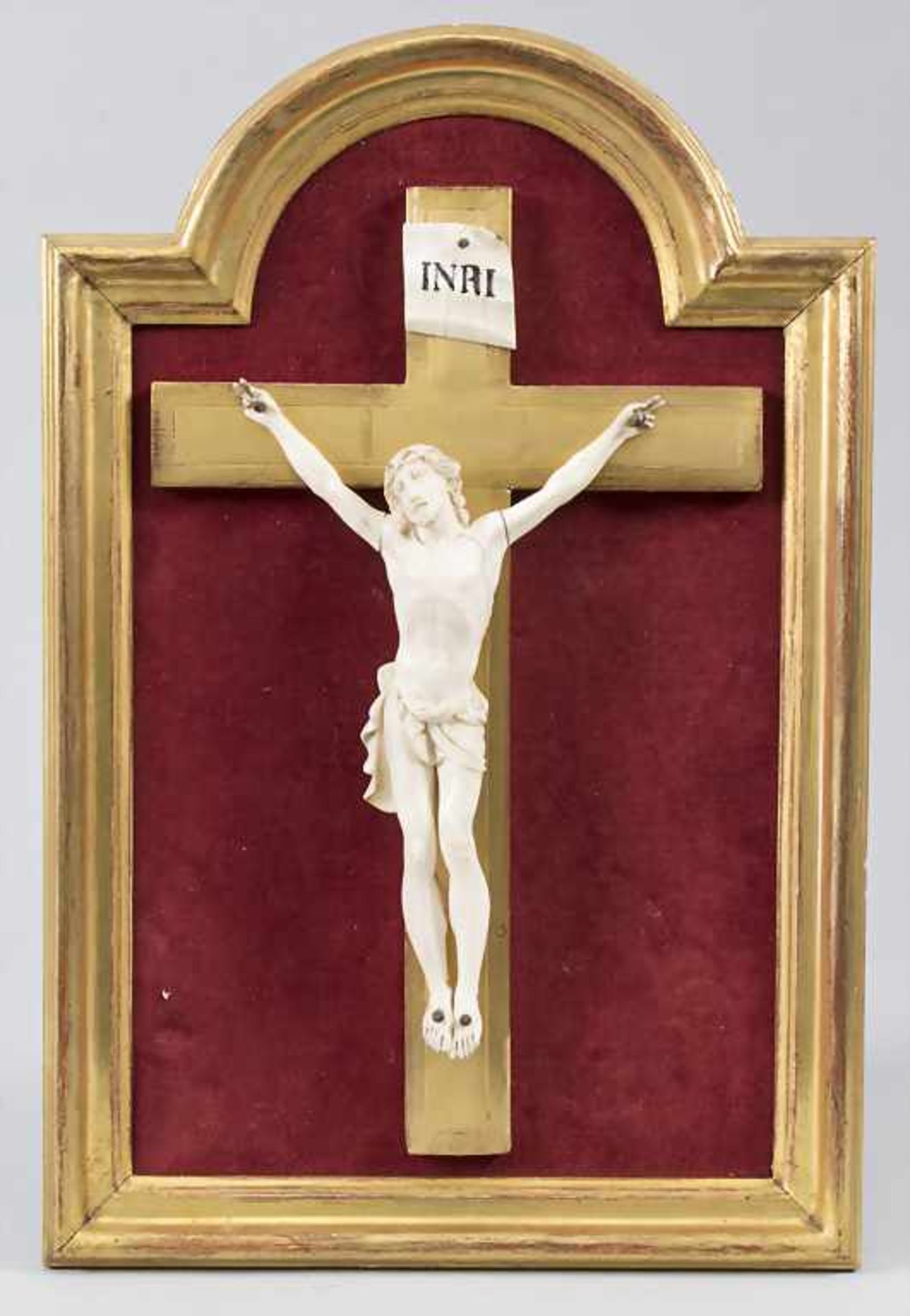 Kruzifix / A crucifix, Frankreich, Ende 19. Jh.Technik: Elfenbein, geschnitzt, goldsta