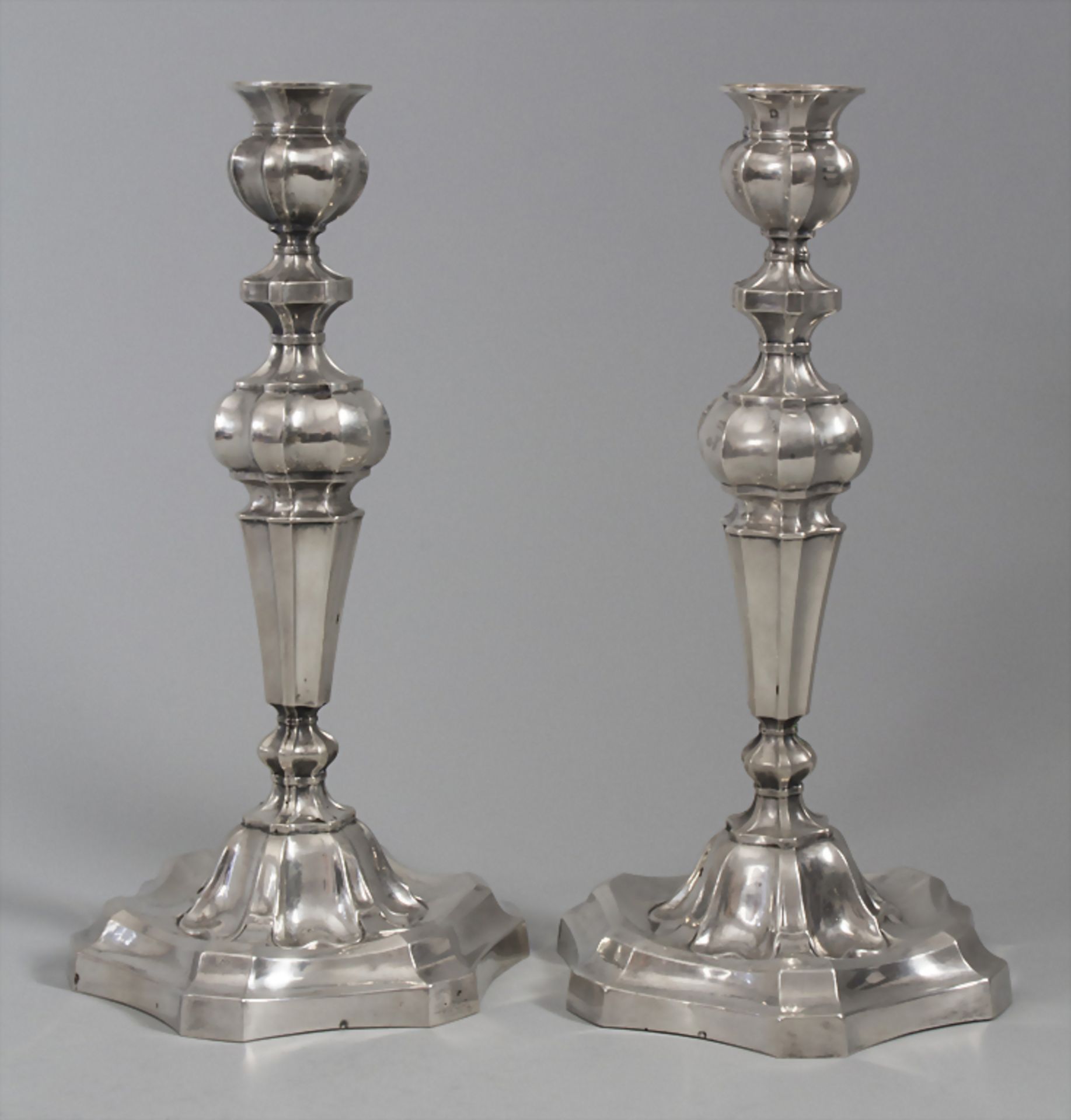 Paar Kerzenleuchter / A pair of silver candleholders / Une paire de bougeoirs en argent massif 1