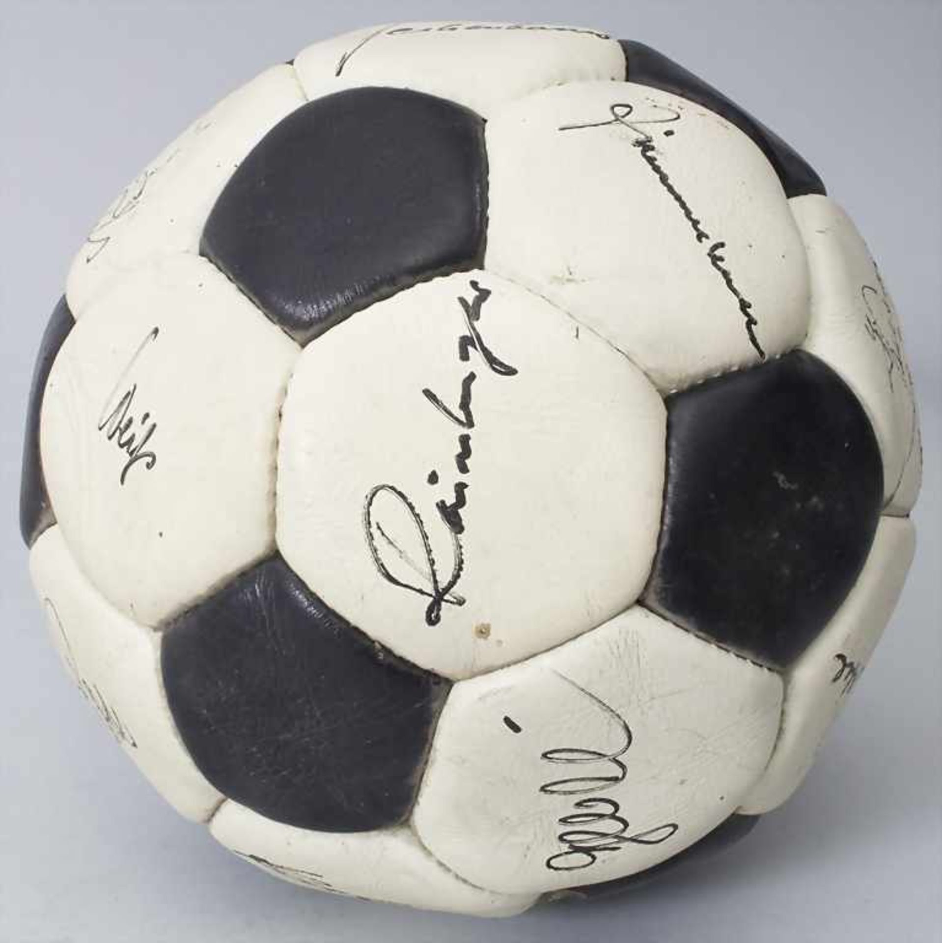 Fußball mit Autogrammen / A soccer ball with autographs, FC Bayern München, 1972-1974<br / - Bild 2 aus 4