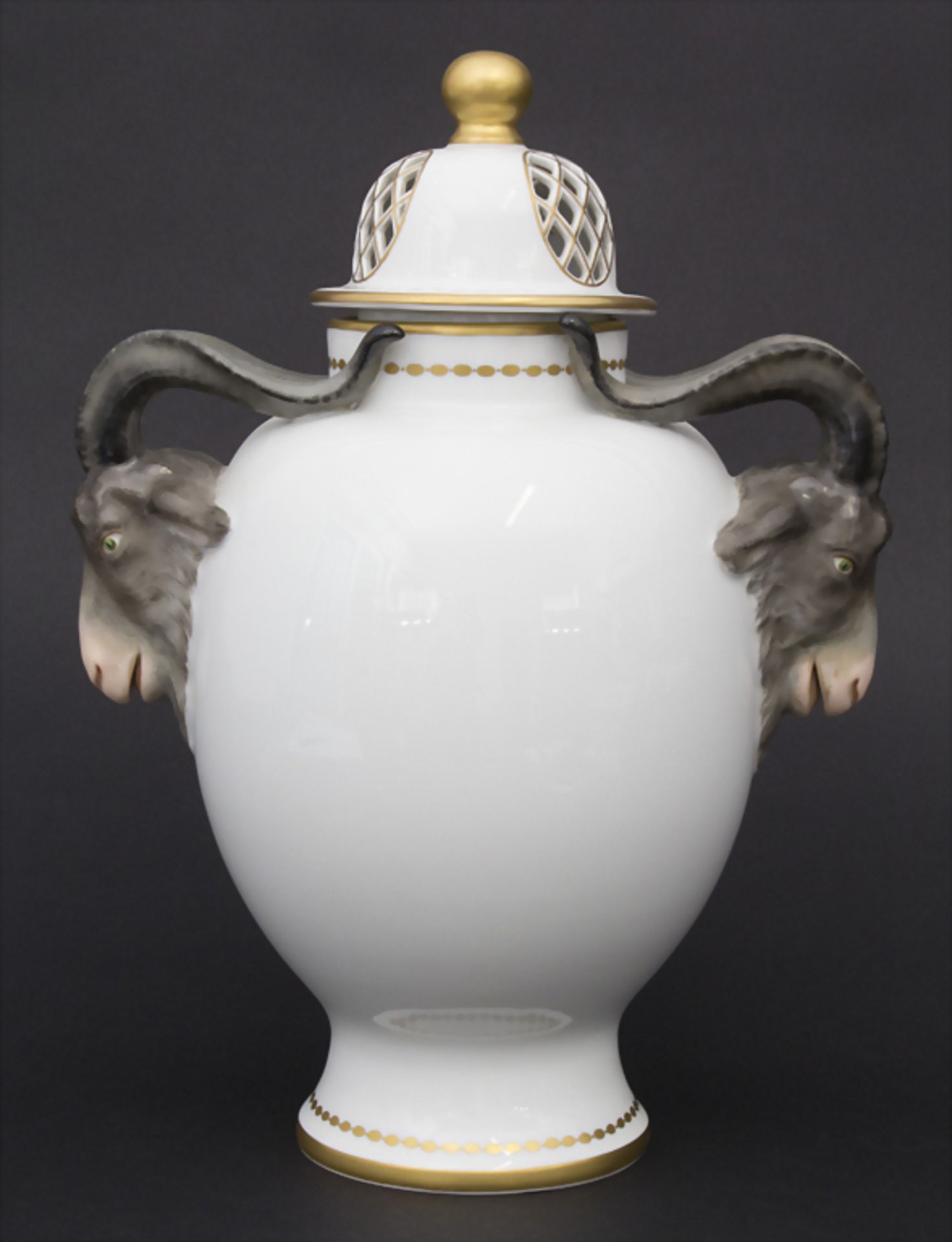 Große Deckelvase mit Lilien und Anemonen / A potpourri vase with ram head handles, Fürstenberg - Image 8 of 12