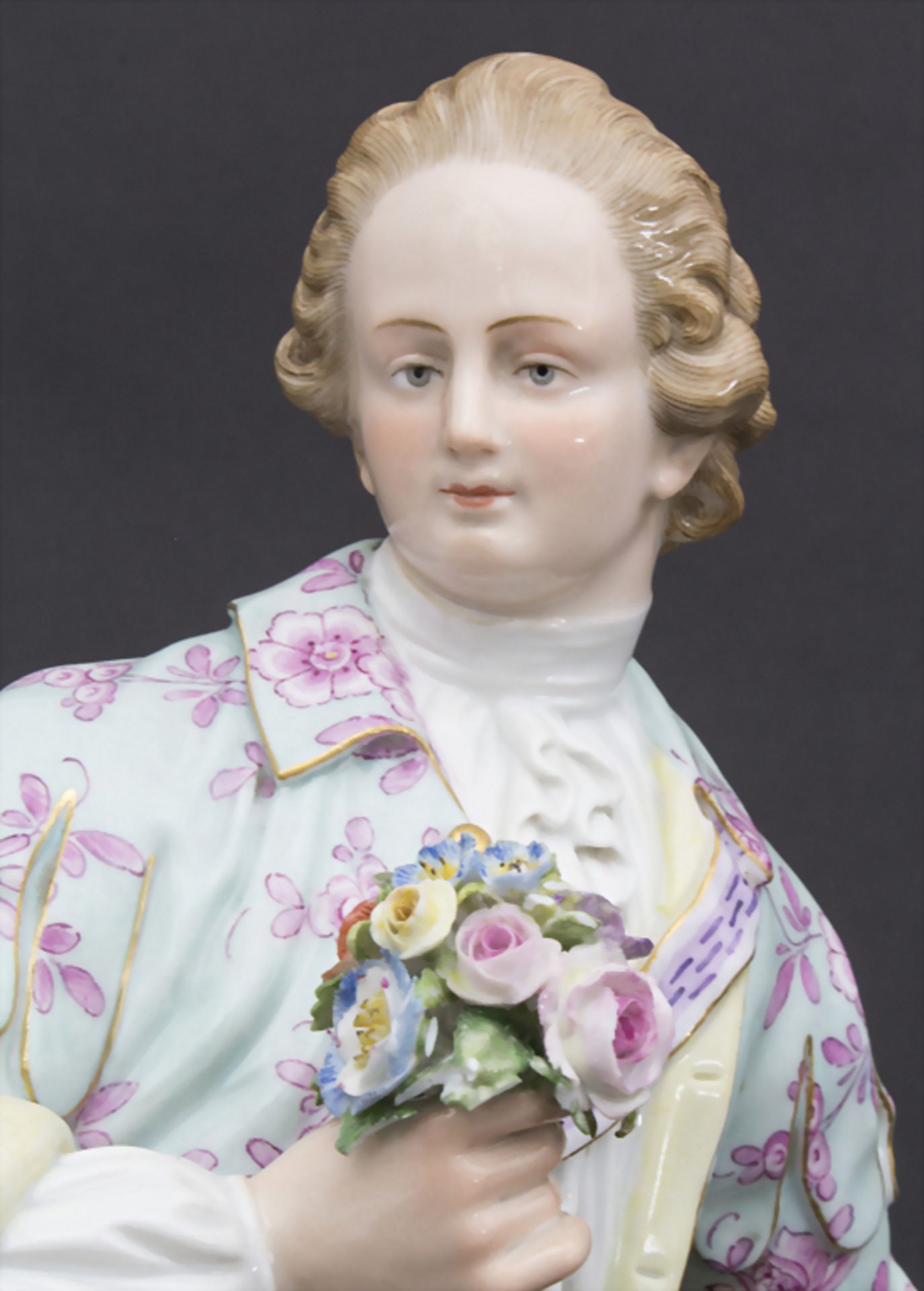 Große Figur eines jungen Mannes mit Blumenstrauß / A large figure of a young man with flower b - Image 2 of 8