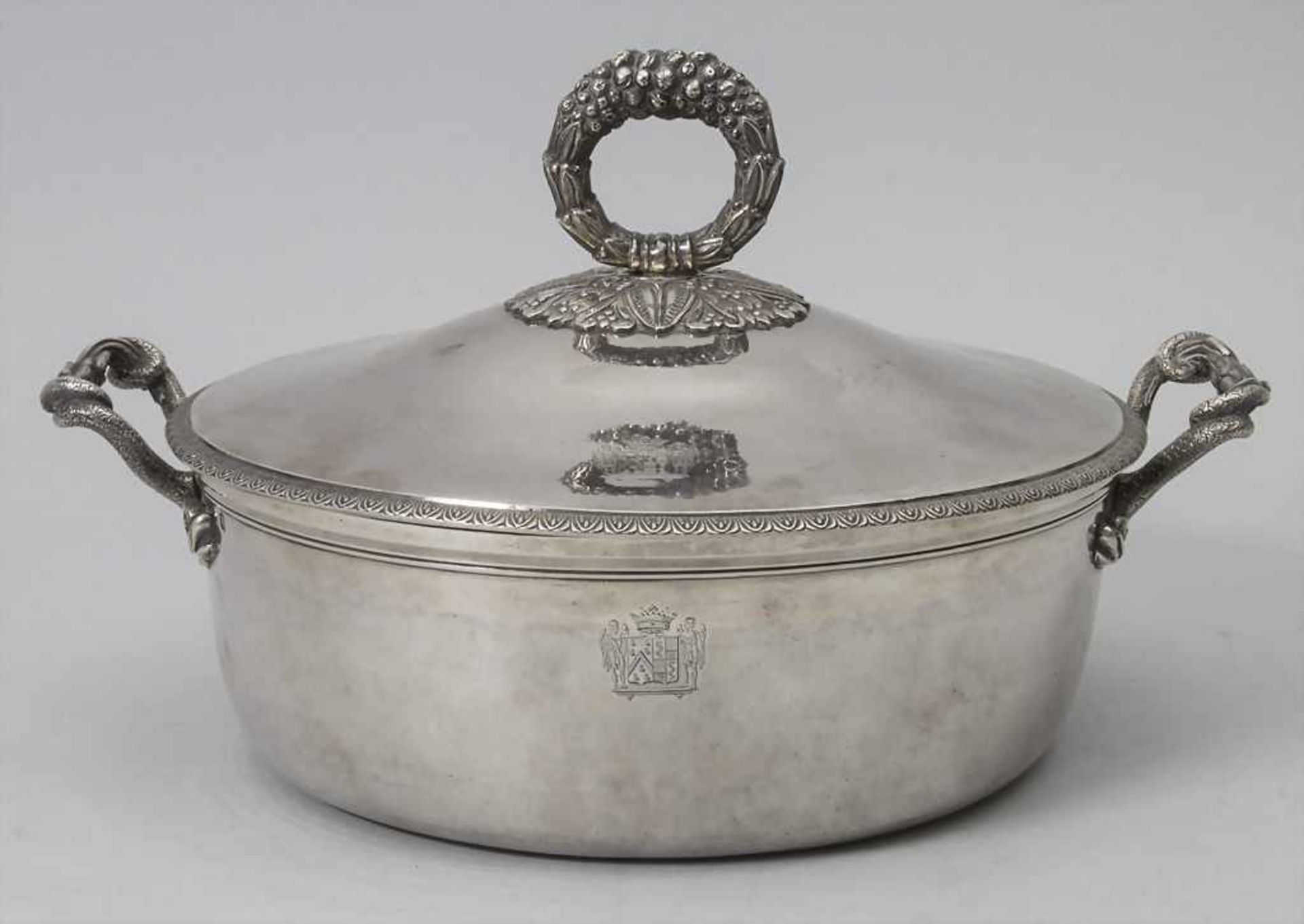 Deckelterrine / A covered silver tureen / Légumier en argent, J.A. Cressend, Paris, nach 1819</