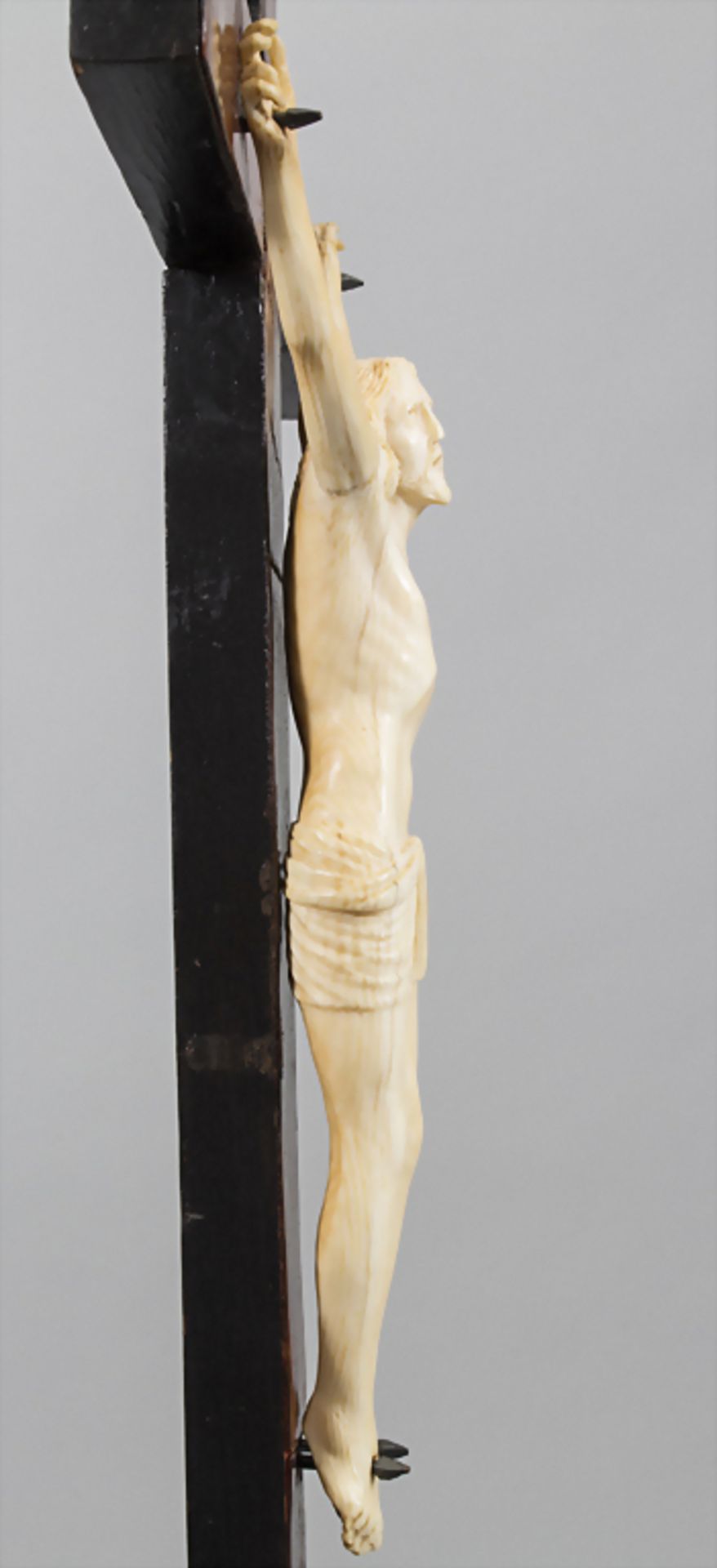 Barock Kruzifix / A Baroque crucifix, 18. Jh.Technik: Elfenbein, geschnitzt, Holzkreu - Bild 3 aus 5