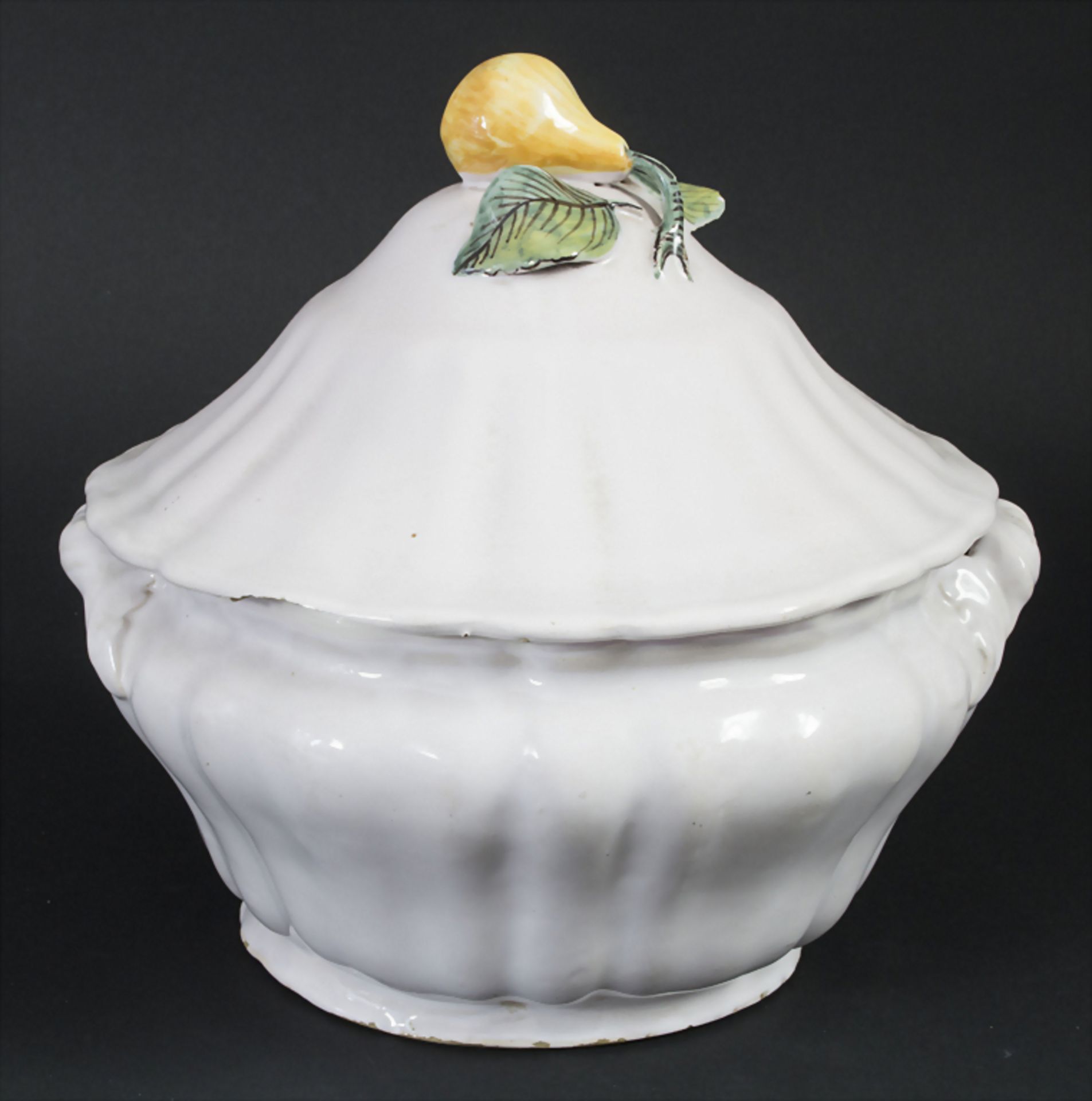 Fayence-Deckelterrine mit Birnknauf / A faience tureen and cover with pear knob, um 1800<br