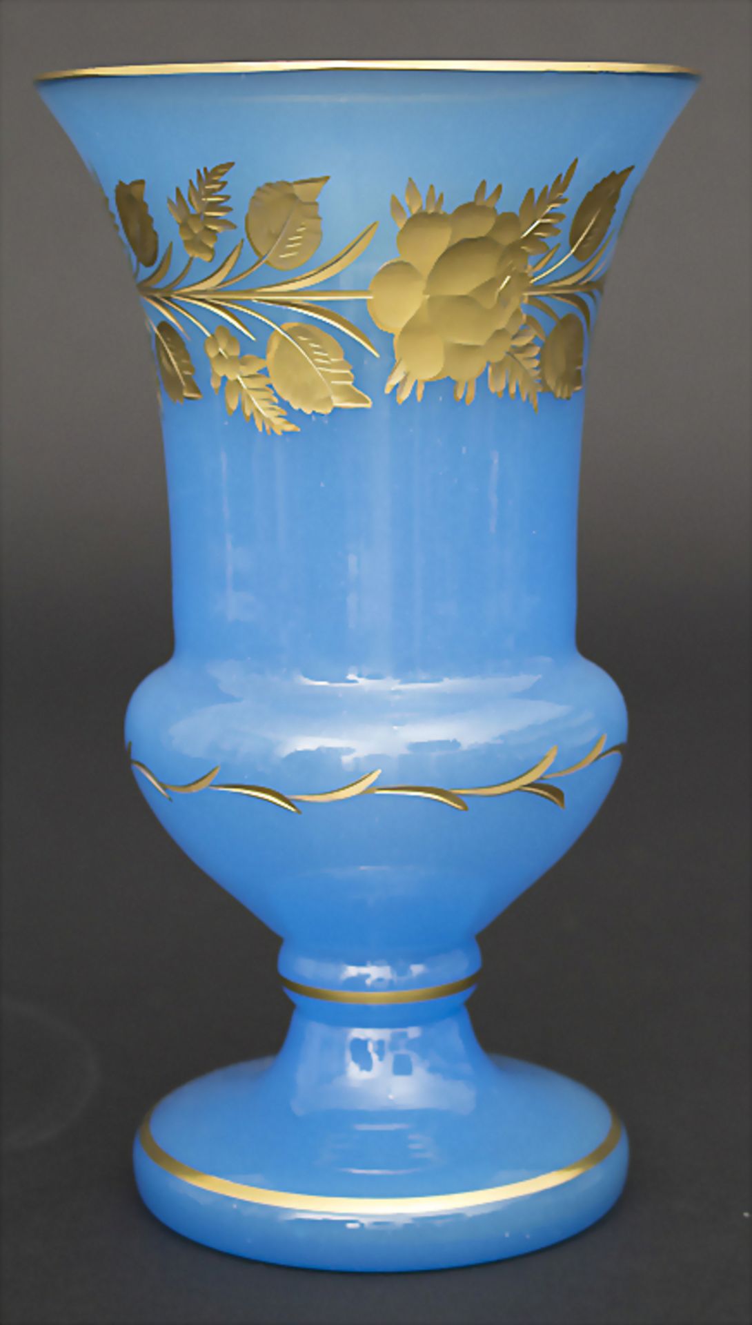 Kratervase mit Rosenzweigen / A vase with rose branchesMaterial: hellblaues Glas, gold
