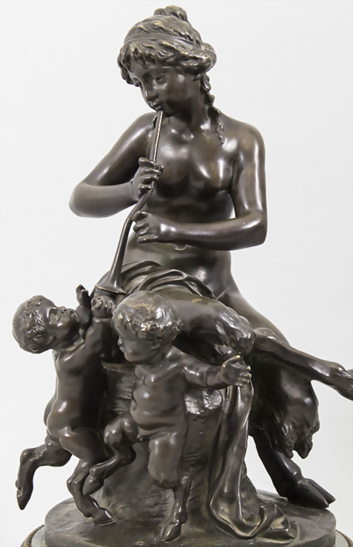 Flötespielende Fauness mit zwei kleinen Faunen / A bronze sculpture of a female faun, Frankreic - Image 2 of 8