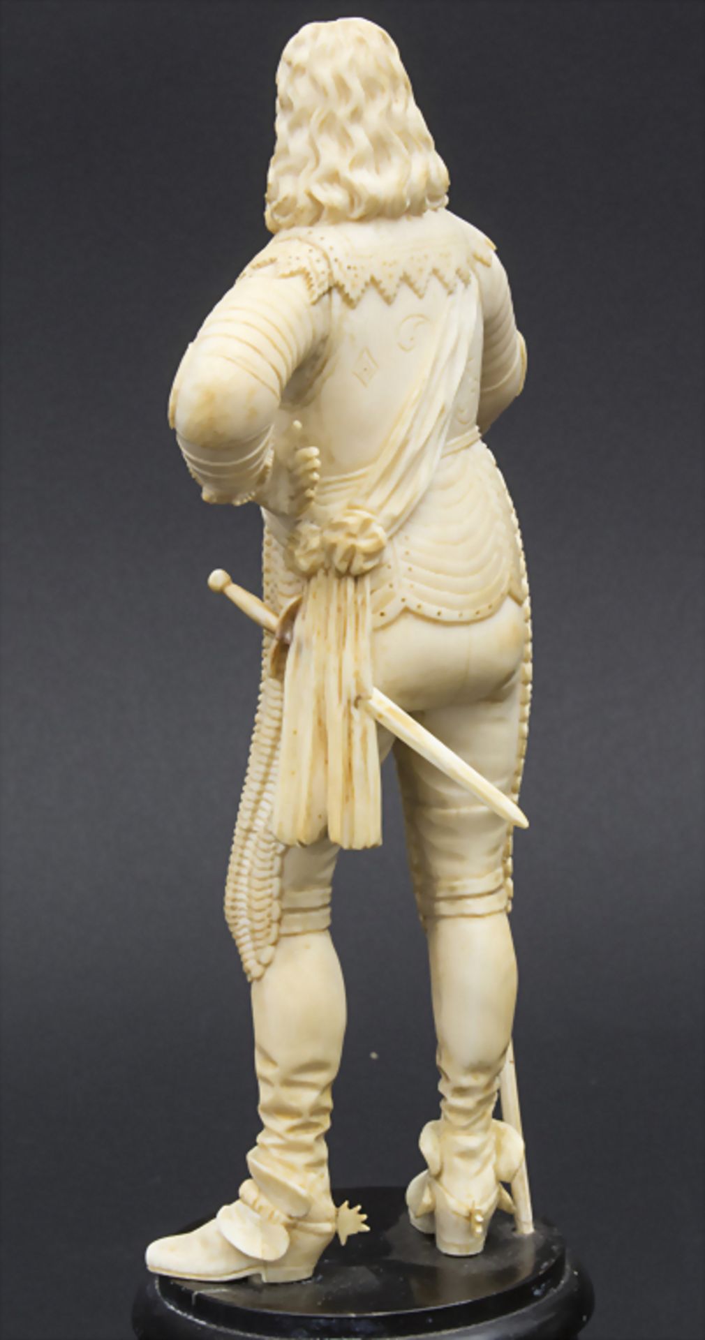 Stehender Ritter / An ivory sculpture of a knight, deutsch, 19. Jh.Material: Elfenbein - Bild 4 aus 5