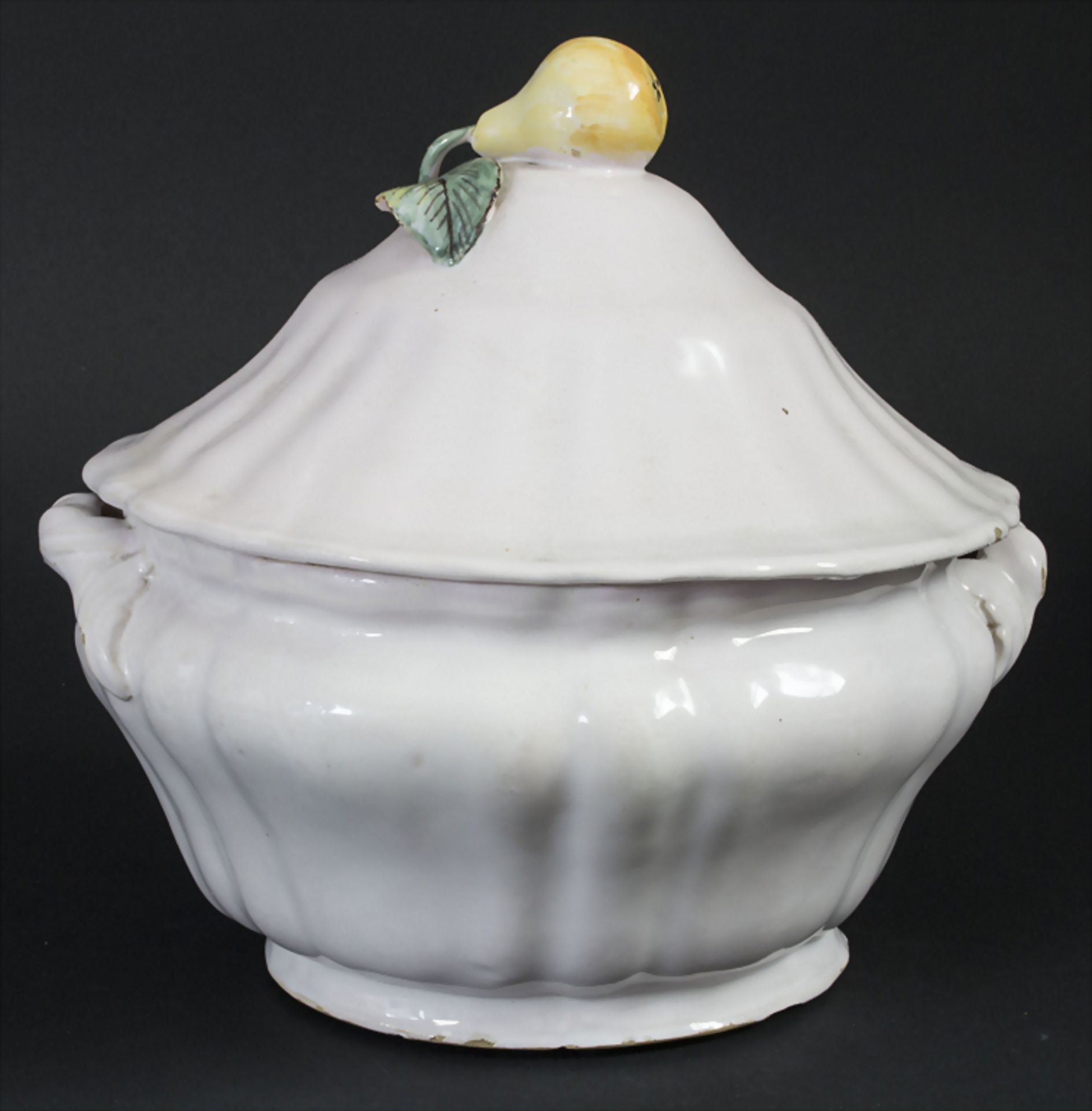 Fayence-Deckelterrine mit Birnknauf / A faience tureen and cover with pear knob, um 1800<br - Bild 2 aus 6