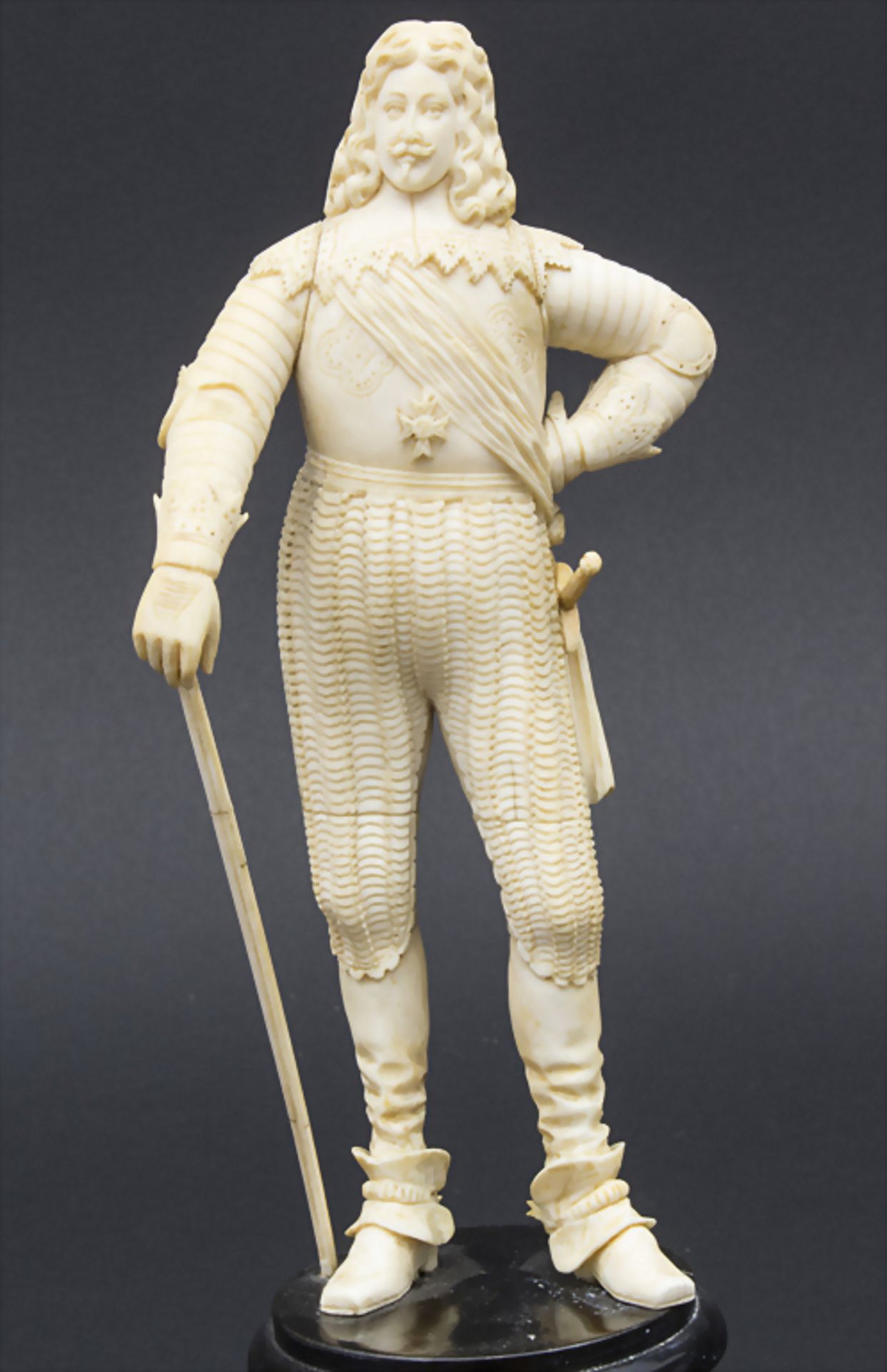 Stehender Ritter / An ivory sculpture of a knight, deutsch, 19. Jh.Material: Elfenbein - Bild 2 aus 5