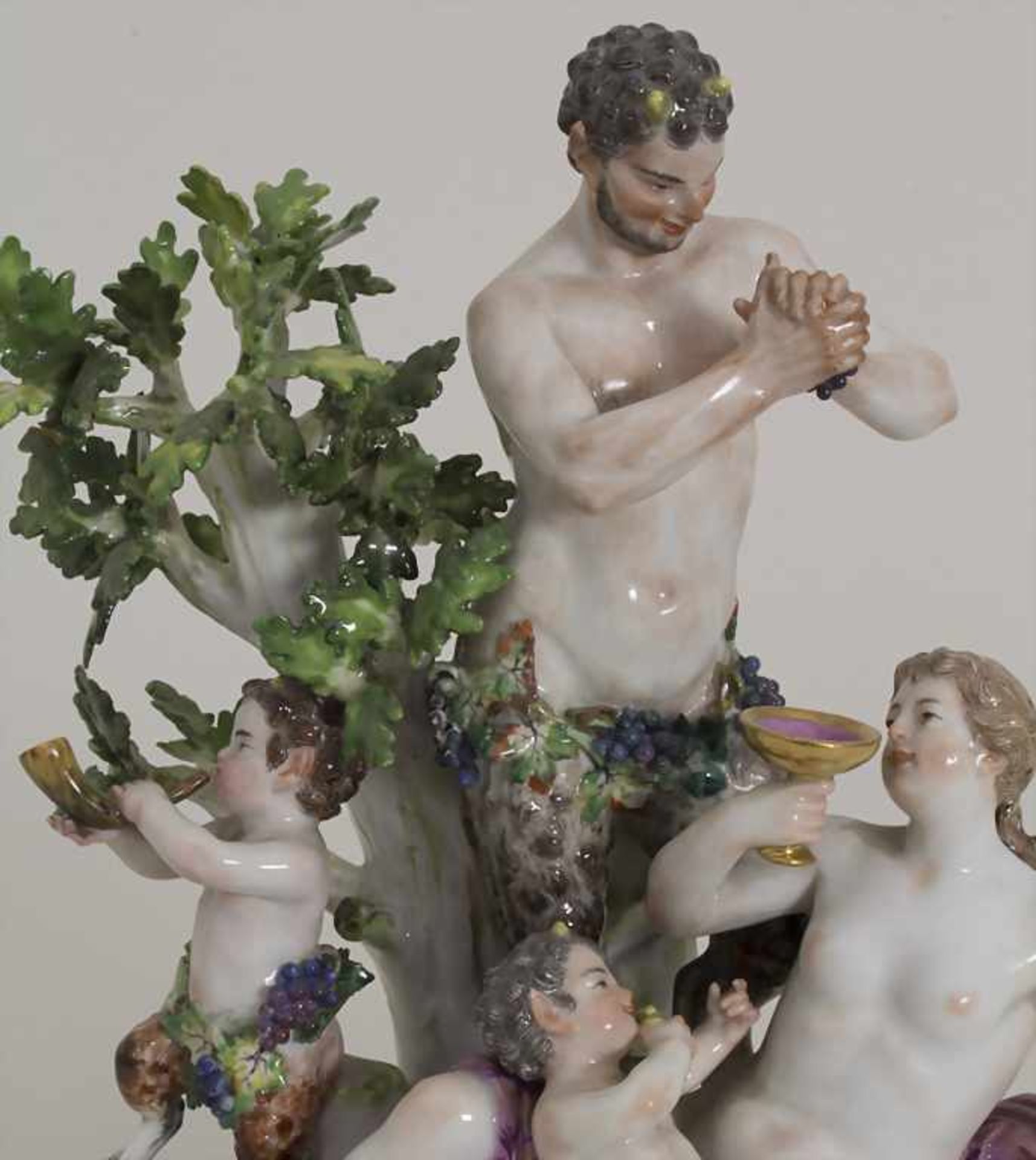 Figurengruppe 'Bacchantin und Faune' / A porcelain group 'A Bacchante with 2 Satyrs', Meissen, 1 - Bild 5 aus 8