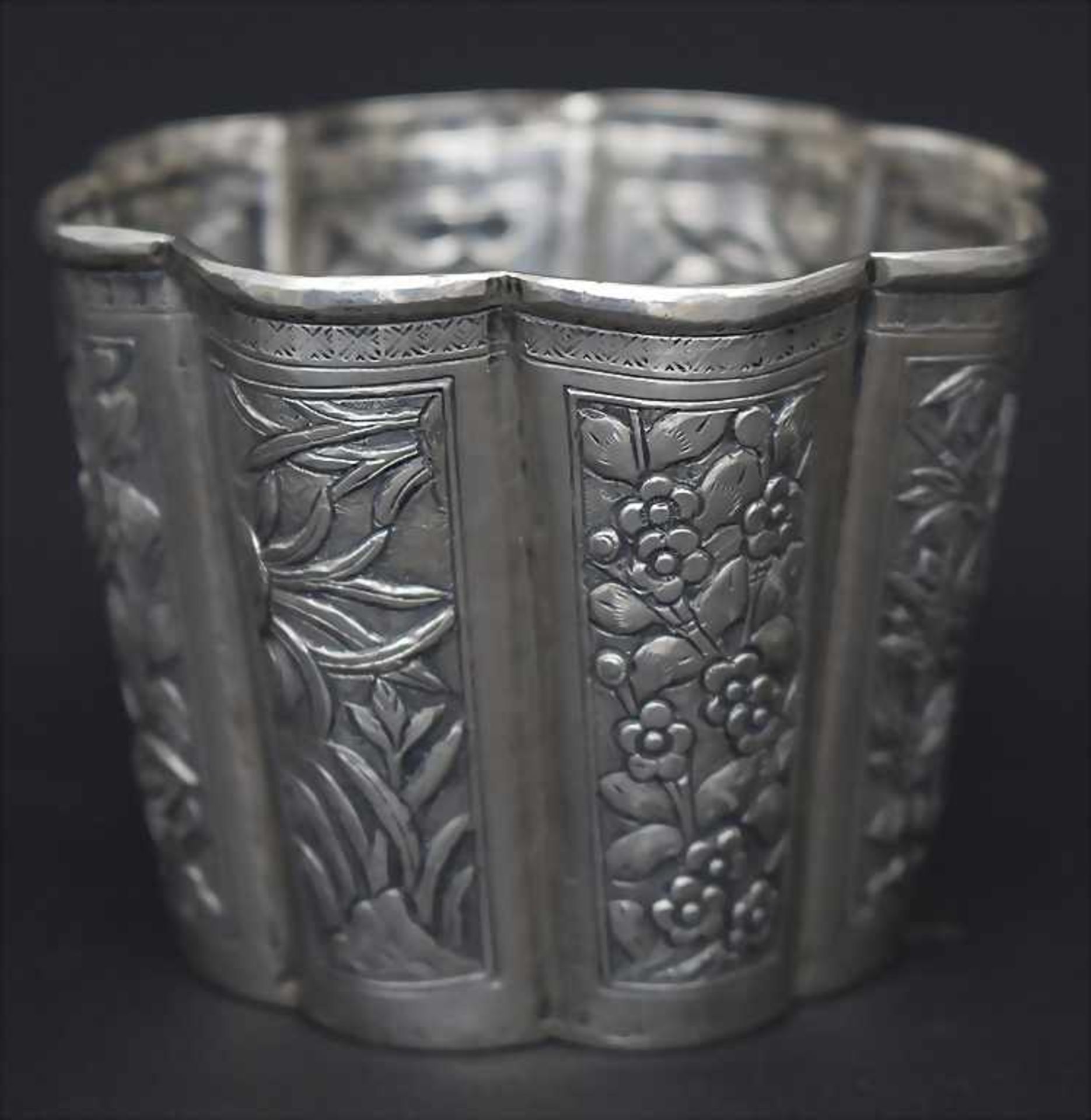 Achtpassiger Becher / A Chinese export silver beaker, wohl Bao Ying, Canton, China, um 1900< - Bild 5 aus 7