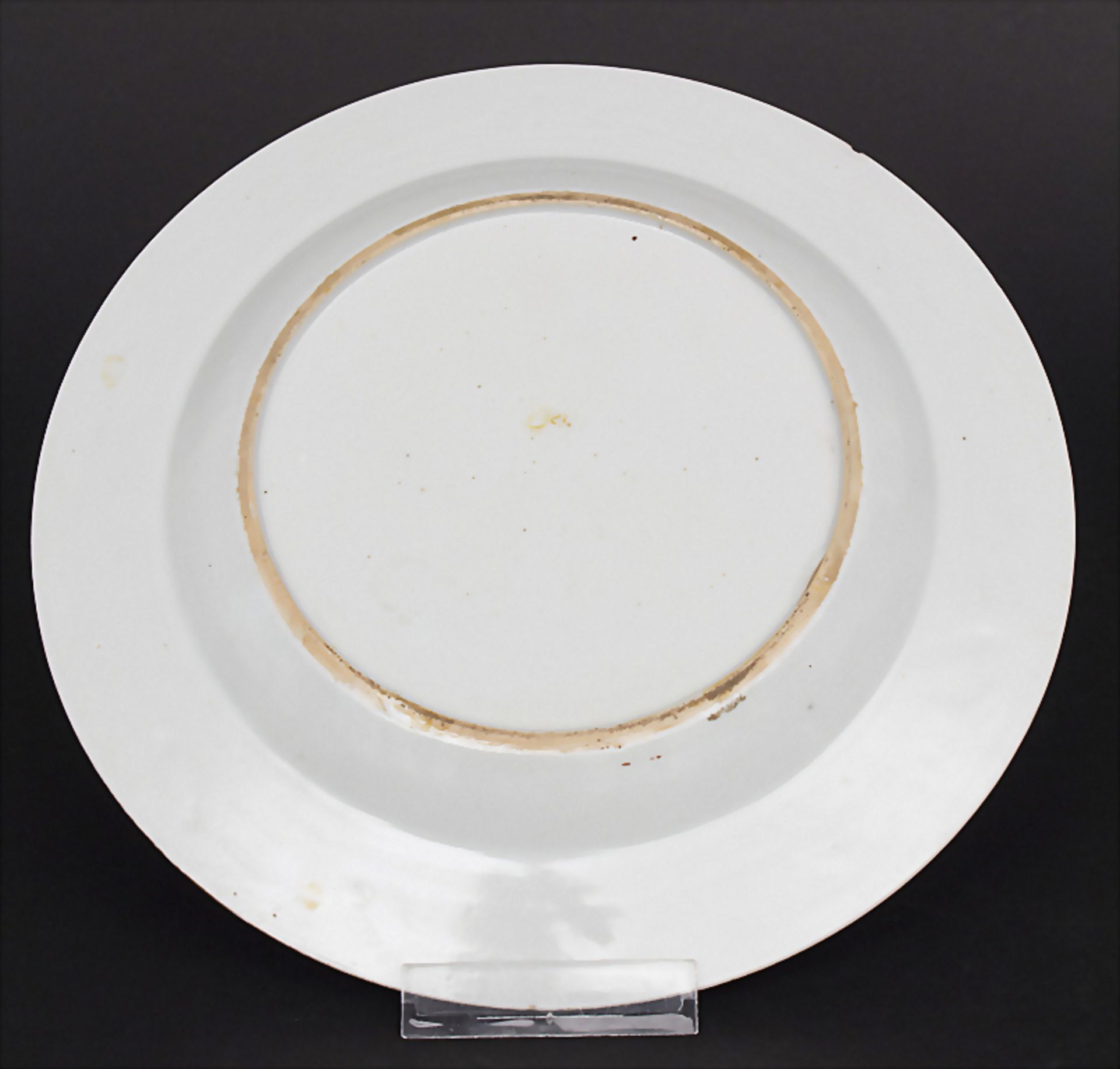 Porzellan-Teller mit Rosen- und Goldrankendekor / A porcelain plate with roses and gilt tendrils - Bild 2 aus 3