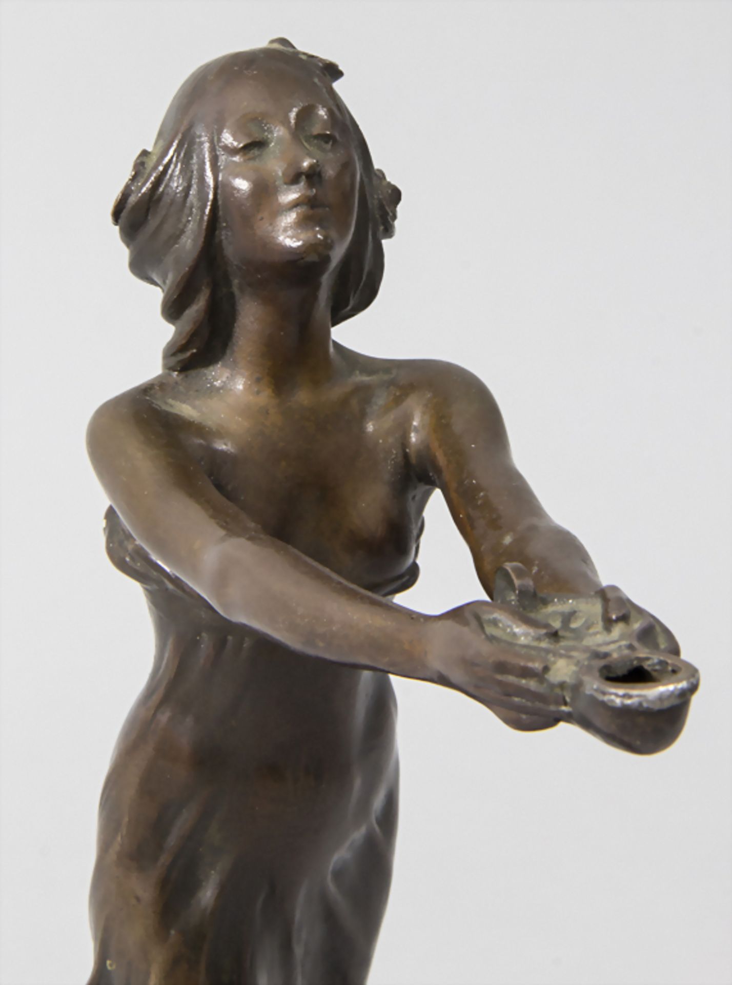 Jugendstil Bronze 'Mädchen mit Öllampe' / An Art Nouveau bronze of a young woman holding an oi - Bild 5 aus 6