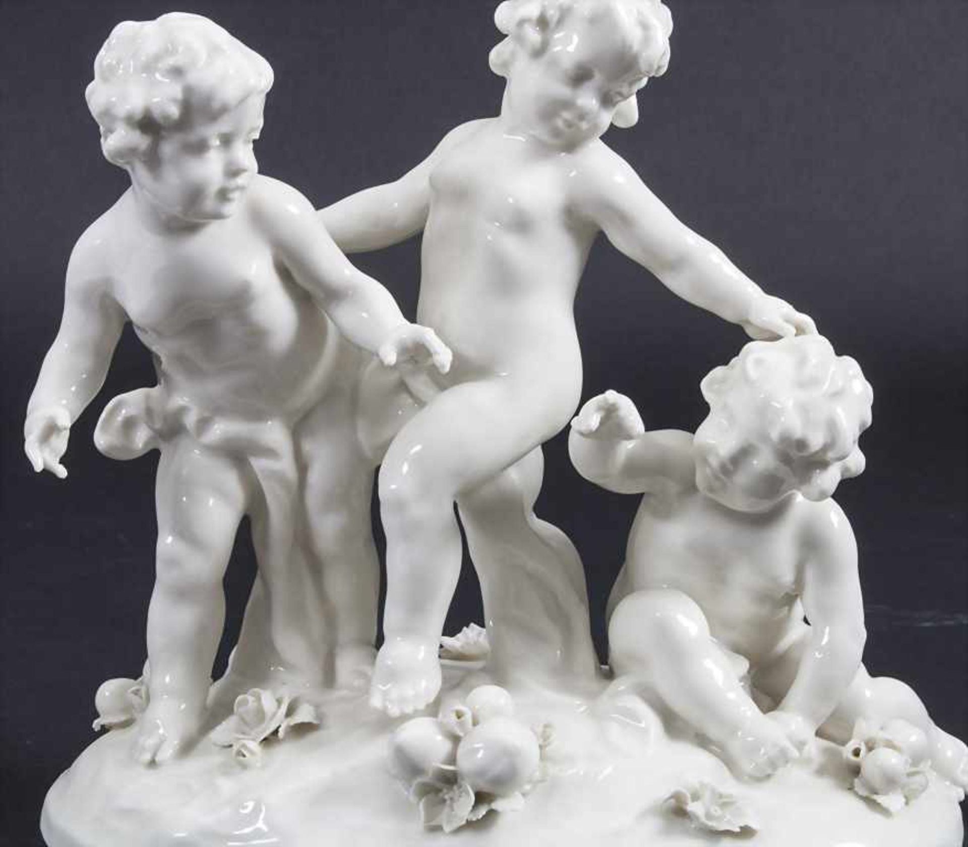 Figurengruppe 'Puttos mit Früchten' / A figural group 'Cherubs with fruits', von Scheirholz, Pl - Bild 2 aus 8