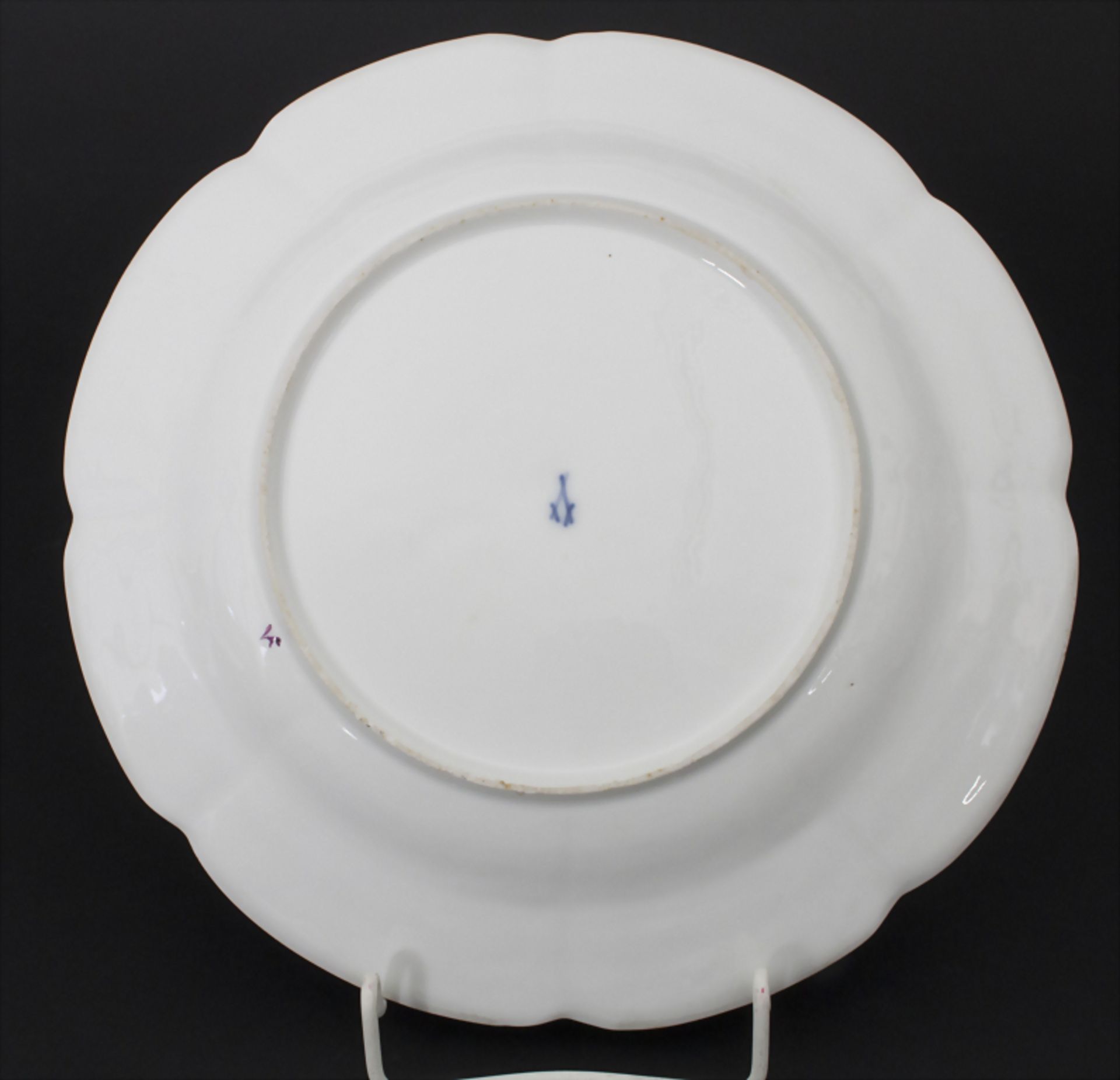 Teller mit Reliefdekor / A plate with flower relief, Meissen, um 1750Material: Porzell - Bild 3 aus 4