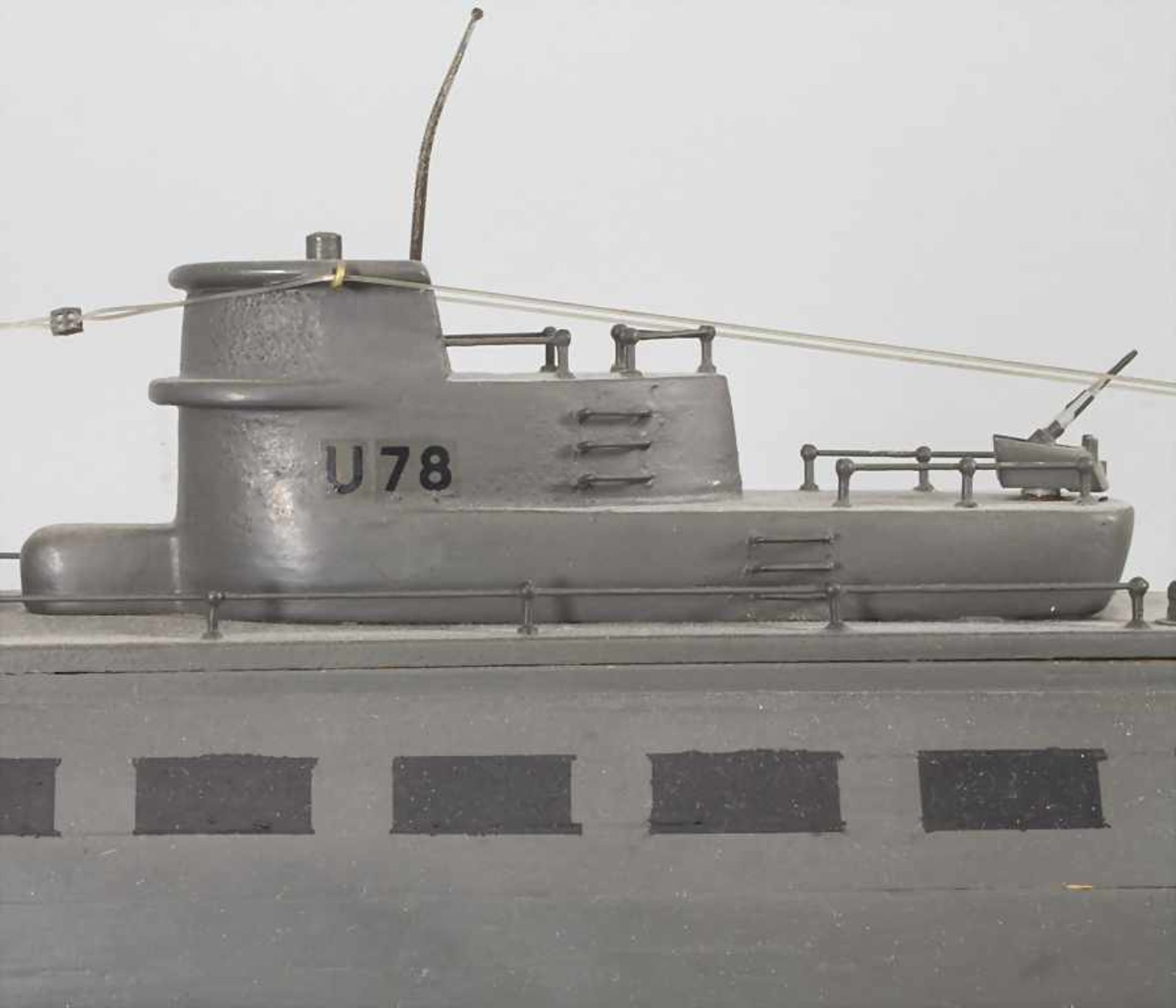 Modell Unterseeboot U-Boot / A model of a submarineMaterial: Holzkorpus, grau und schw - Bild 3 aus 4