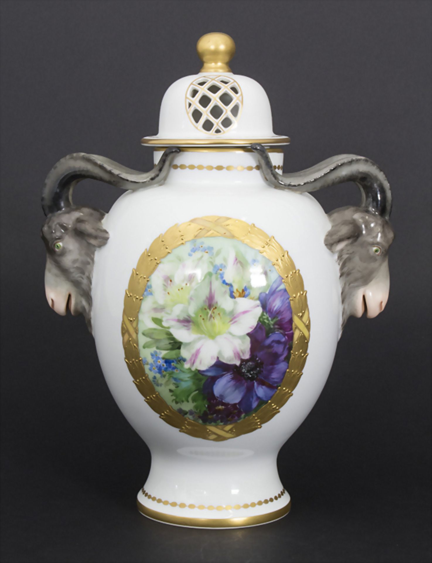 Große Deckelvase mit Lilien und Anemonen / A potpourri vase with ram head handles, Fürstenberg - Image 2 of 12