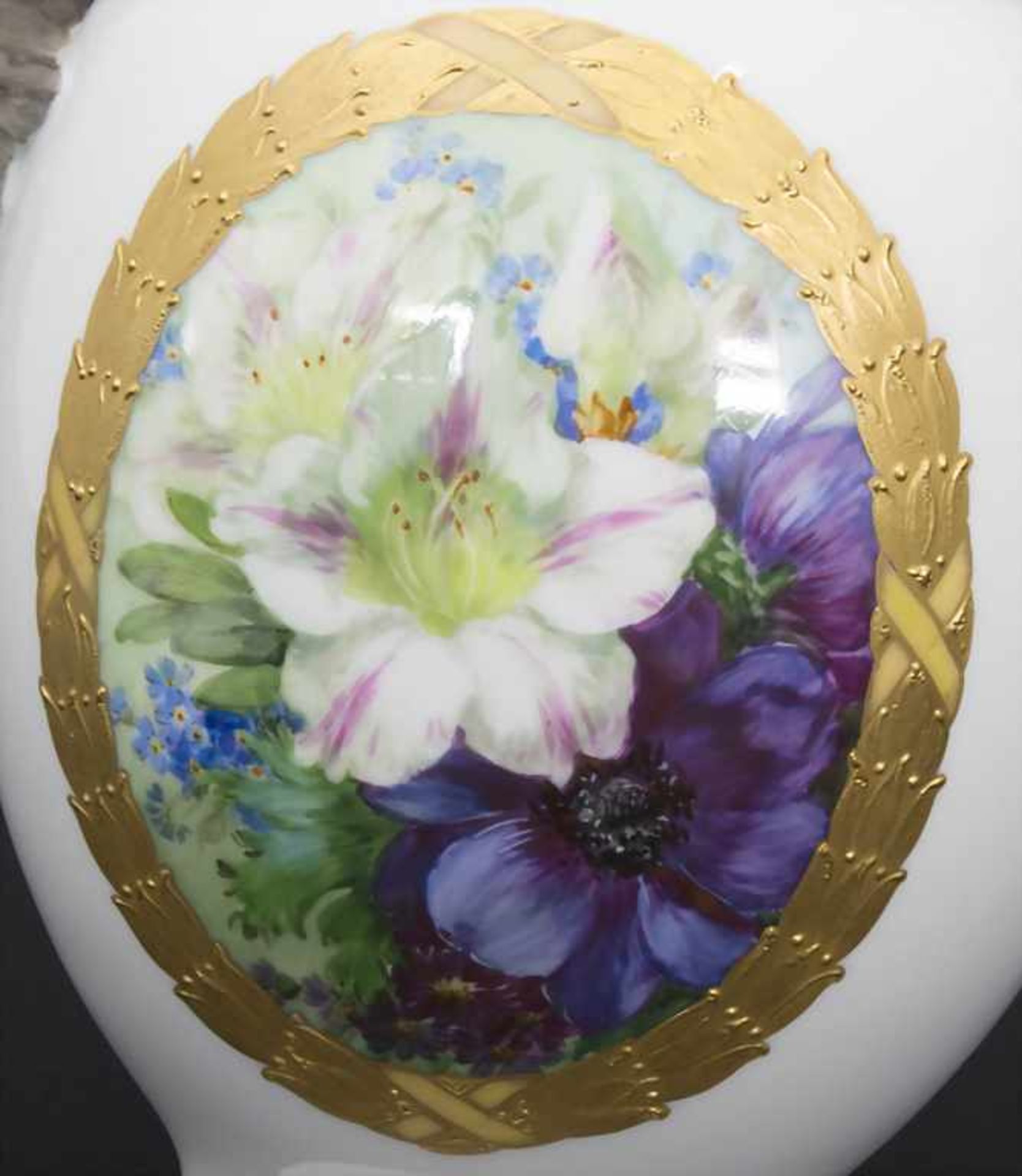 Große Deckelvase mit Lilien und Anemonen / A potpourri vase with ram head handles, Fürstenberg - Bild 5 aus 12