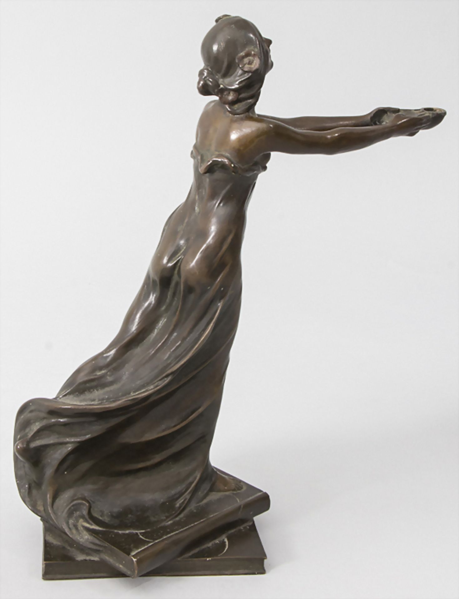 Jugendstil Bronze 'Mädchen mit Öllampe' / An Art Nouveau bronze of a young woman holding an oi - Bild 4 aus 6