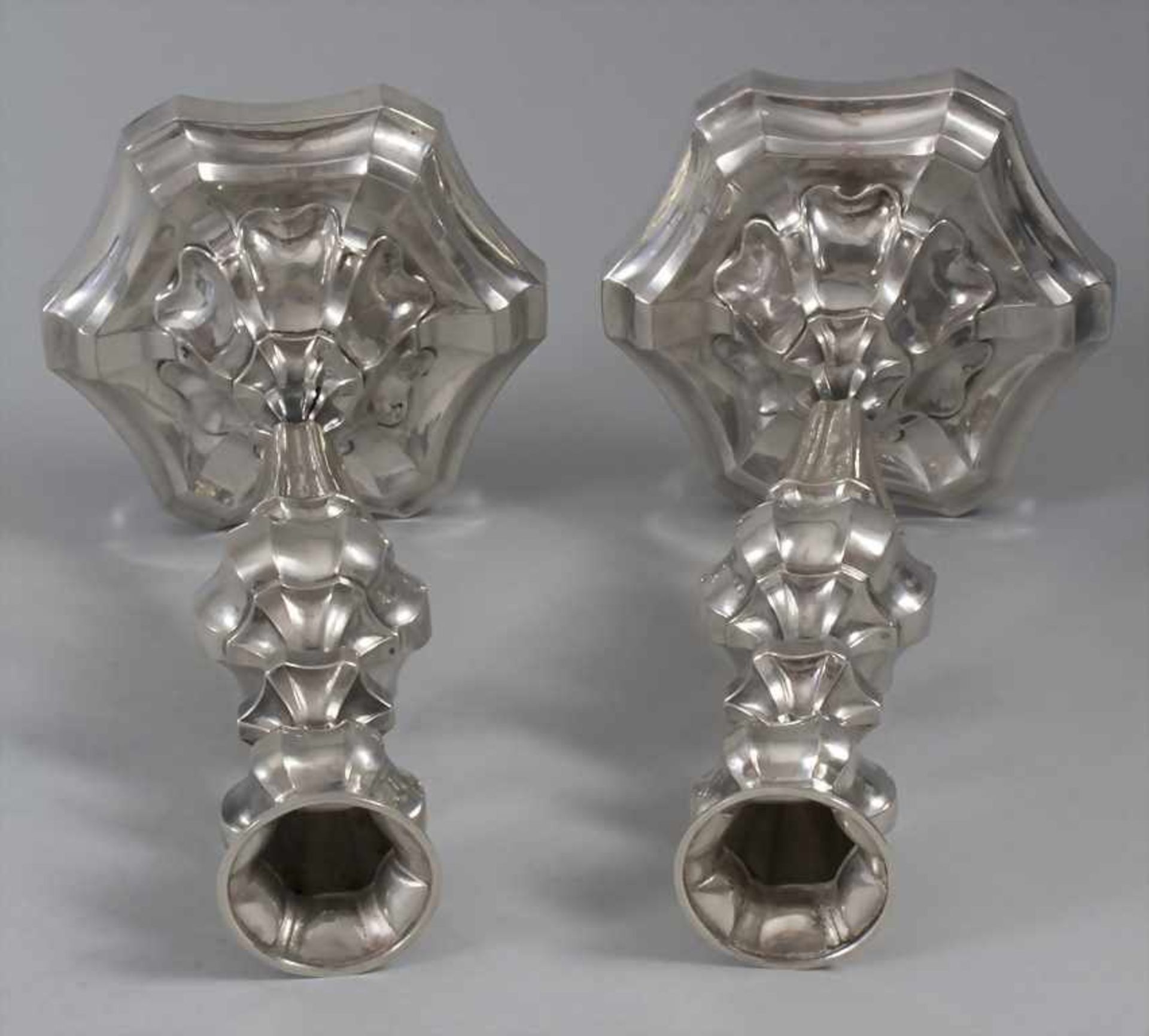 Paar Kerzenleuchter / A pair of silver candleholders / Une paire de bougeoirs en argent massif 1 - Image 2 of 7