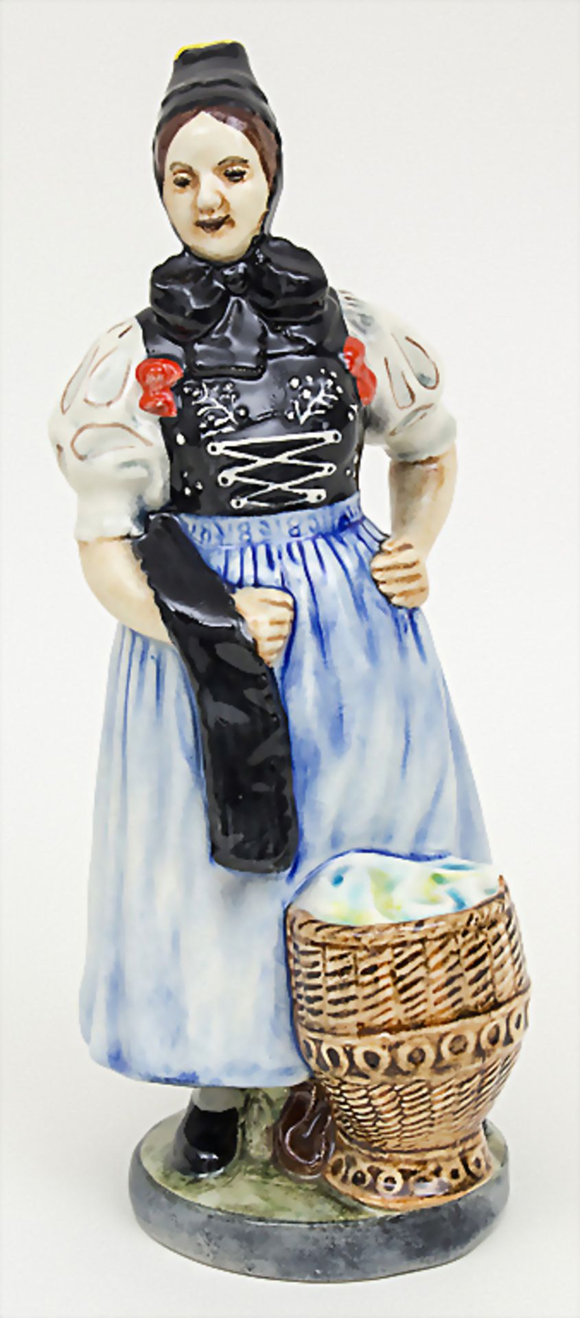 Trachtenfigur 'Tribergerin' / A costumed woman from the Black Forest, Karlsruher Majolika, um 19