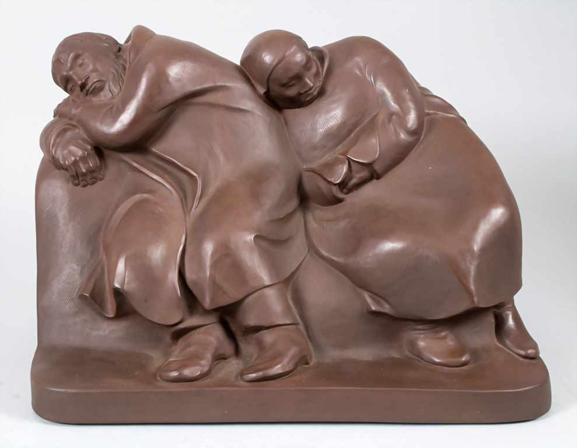 Große Figurengruppe 'Russisches schlafendes Bauernpaar' / A large figural group of a sleeping R