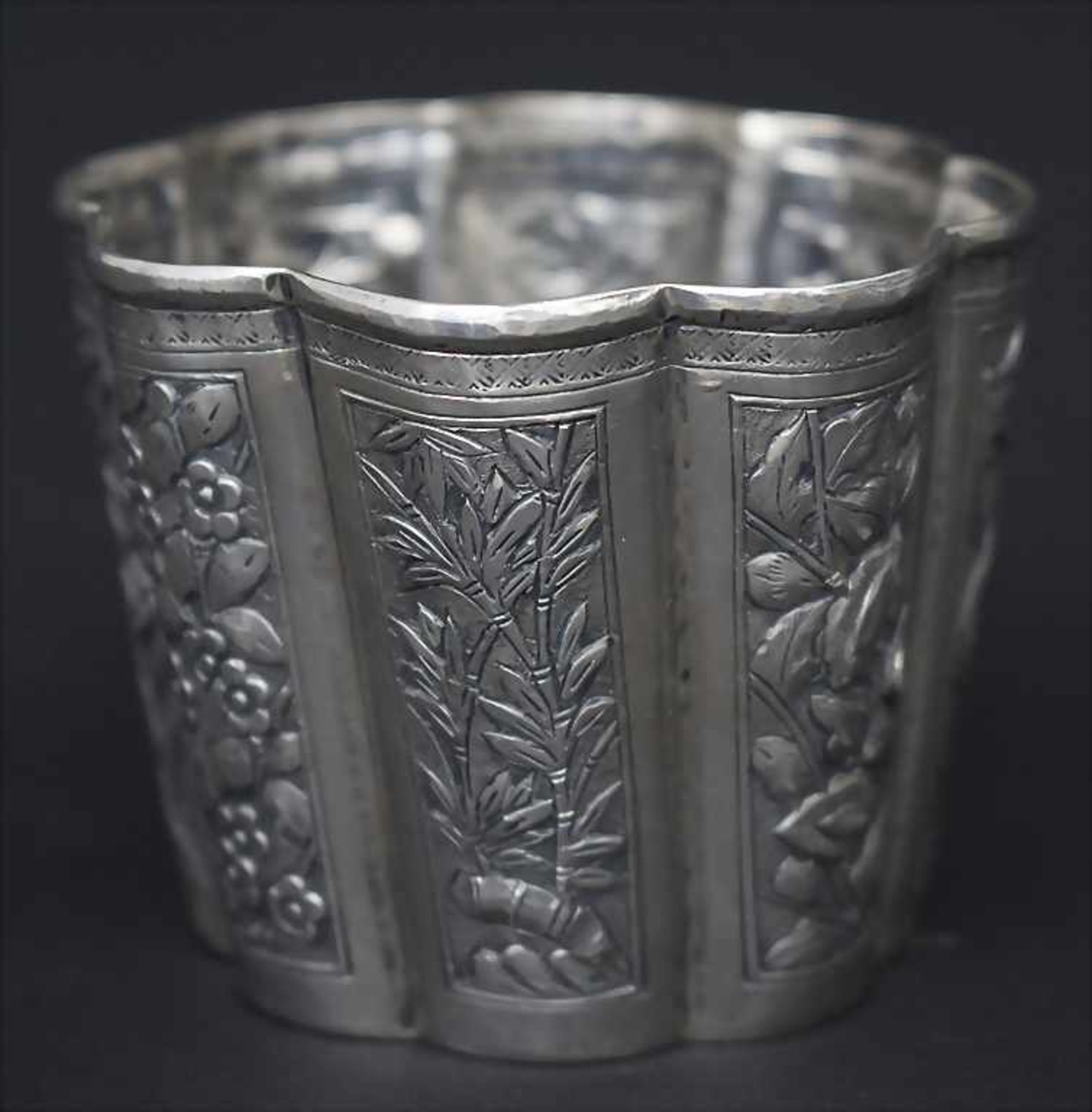 Achtpassiger Becher / A Chinese export silver beaker, wohl Bao Ying, Canton, China, um 1900< - Bild 6 aus 7