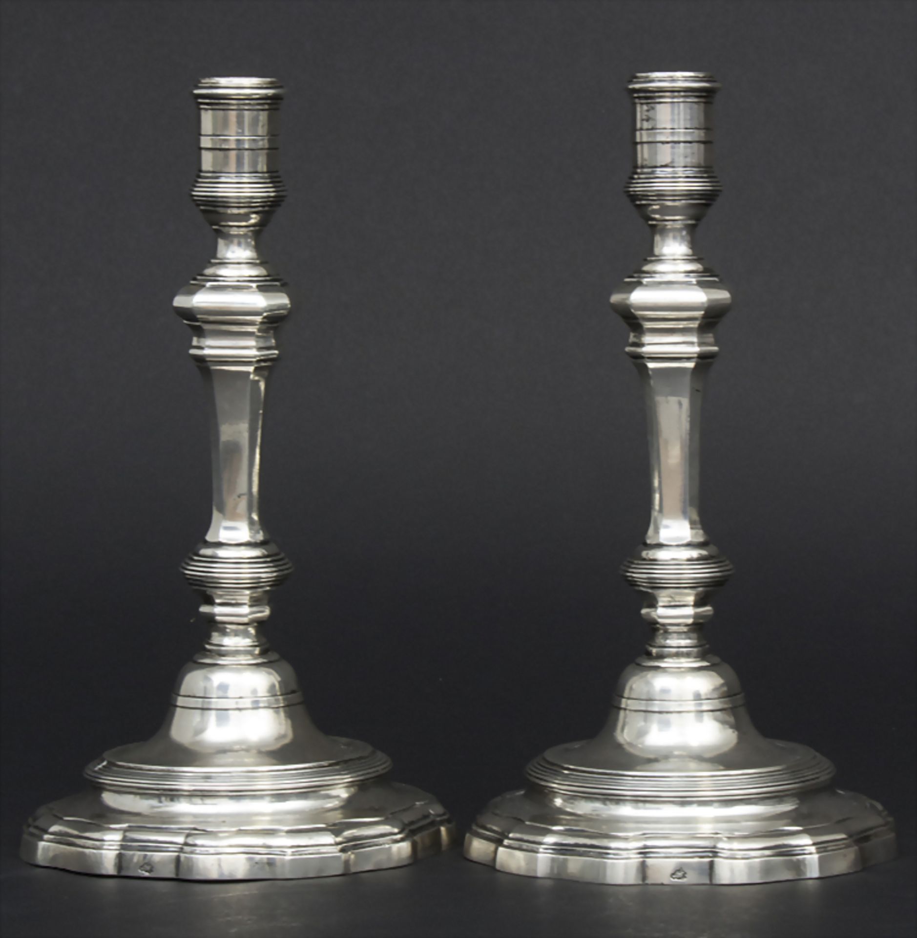 Paar Louis XV Kerzenleuchter / A pair of silver candlesticks, Guillaume Ledoux, Paris, 1737-1738 - Image 2 of 7