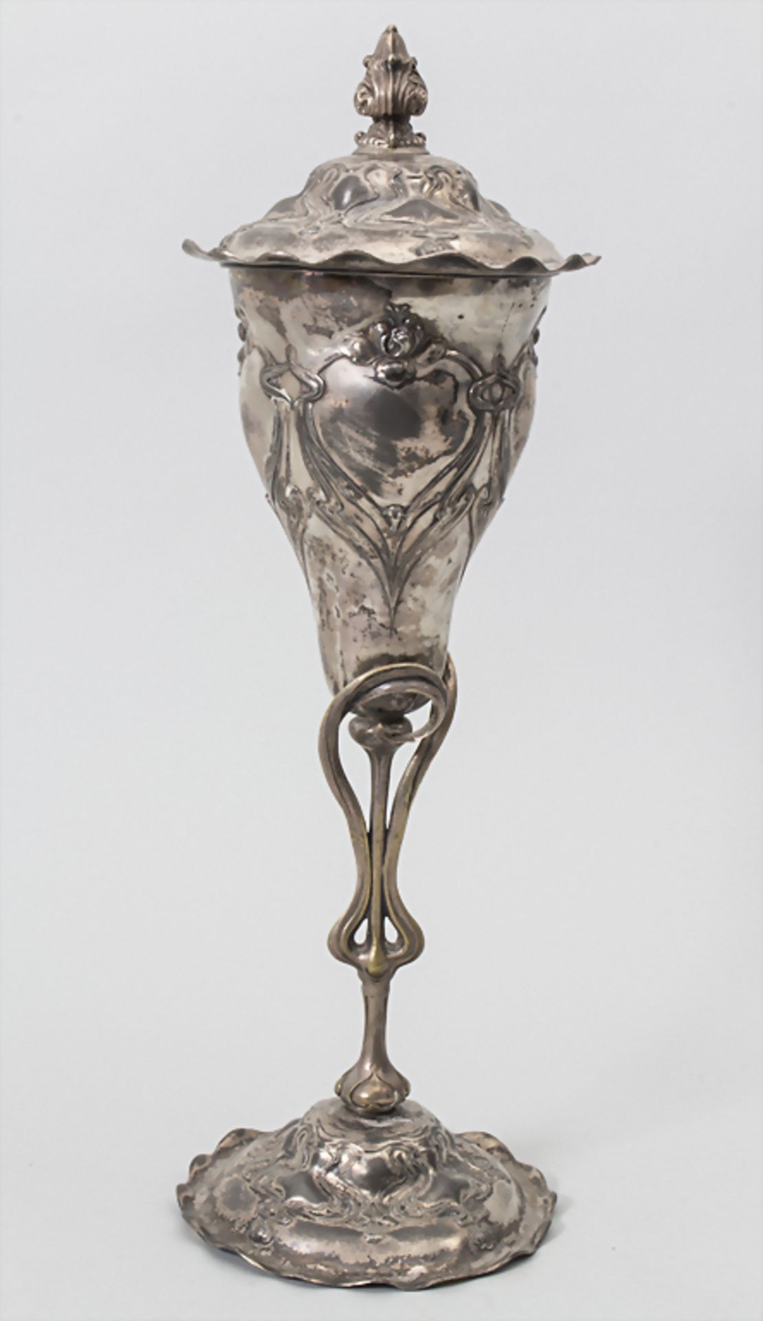 Jugendstil Deckelpokal / An Art Nouveau lidded goblet, WMF, um 1905Material: Britannia