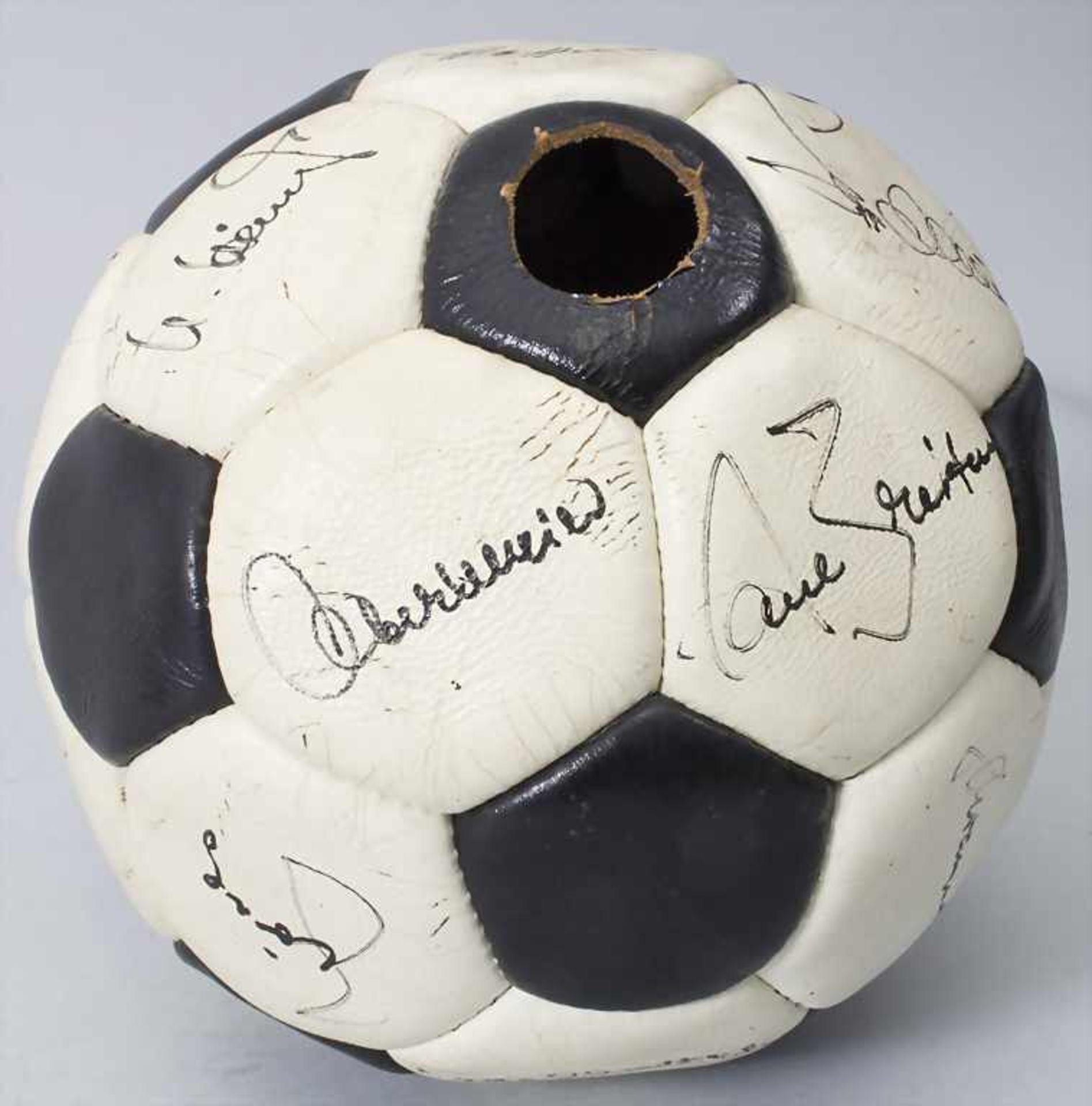 Fußball mit Autogrammen / A soccer ball with autographs, FC Bayern München, 1972-1974<br / - Bild 3 aus 4