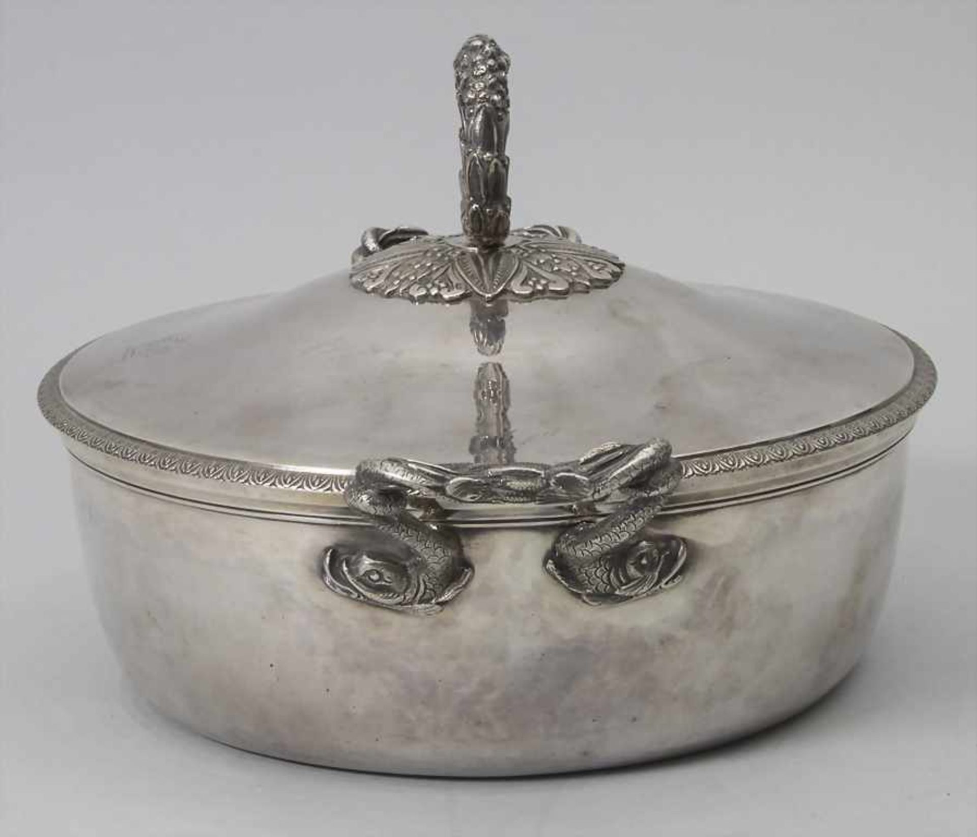 Deckelterrine / A covered silver tureen / Légumier en argent, J.A. Cressend, Paris, nach 1819</ - Bild 9 aus 14