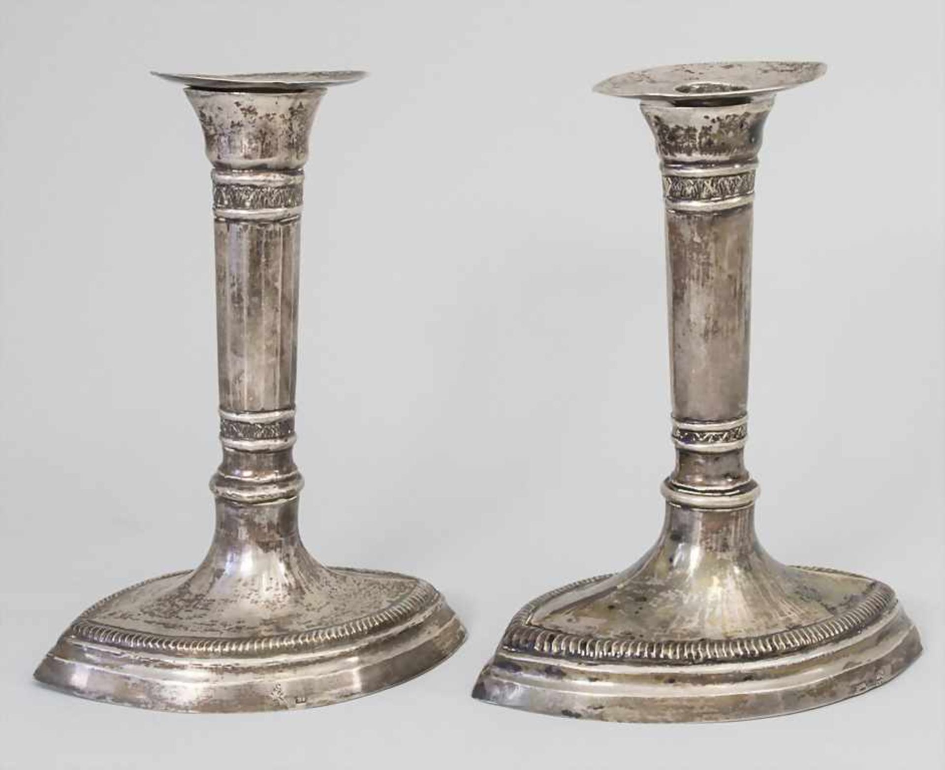 Paar Kerzenleuchter / A pair of silver candleholders, Palermo, um 1780Material: Silber