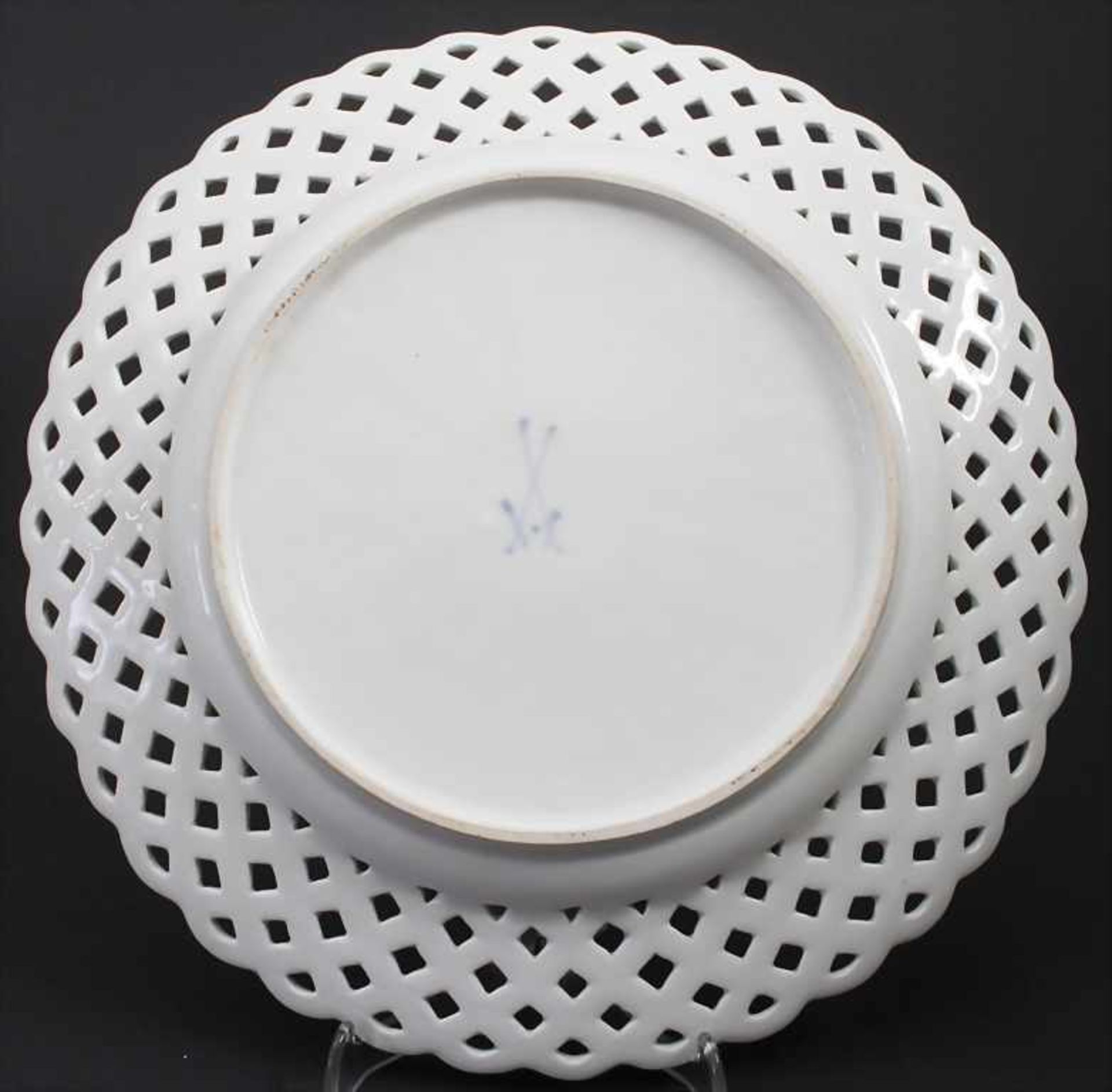 Dessert-Teller mit durchbrochenem Korbflechtrand / A dessert plate with openwork, Meissen, Punkt - Bild 4 aus 5