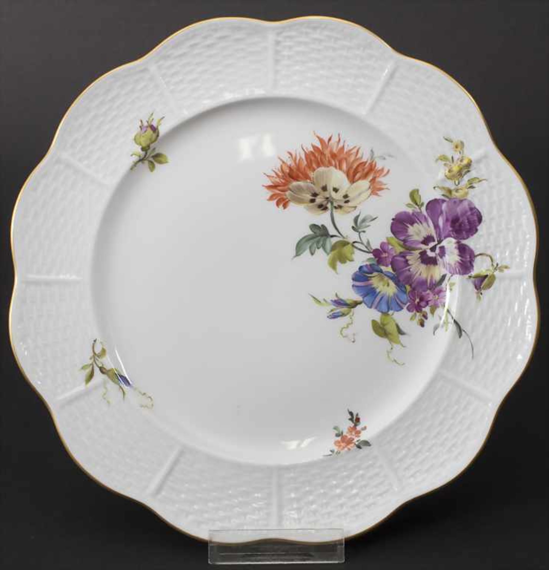 Teller mit Blumenmalerei / A plate with flowers, Ludwigsburg, Ende 20. Jh.Material: Po