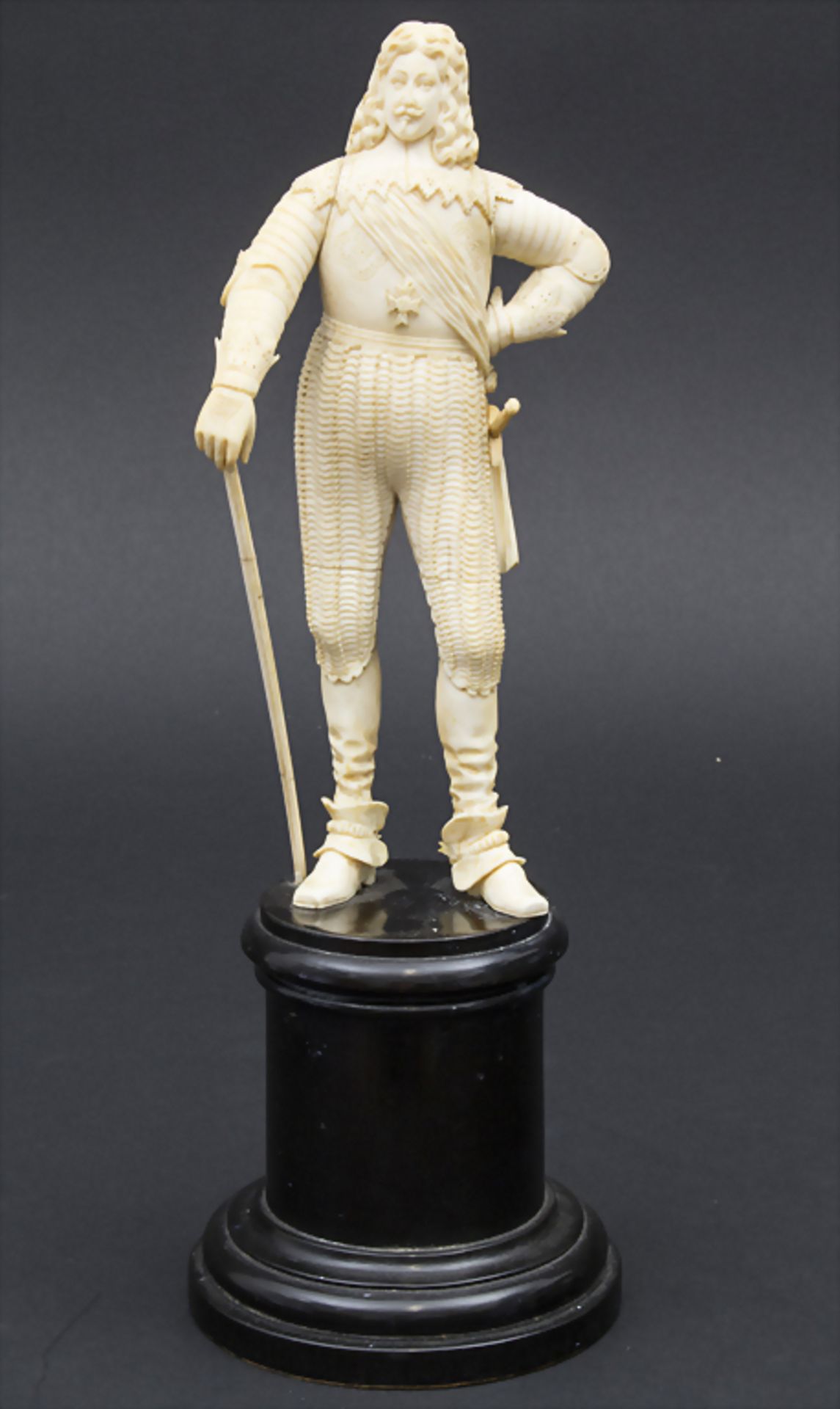 Stehender Ritter / An ivory sculpture of a knight, deutsch, 19. Jh.Material: Elfenbein