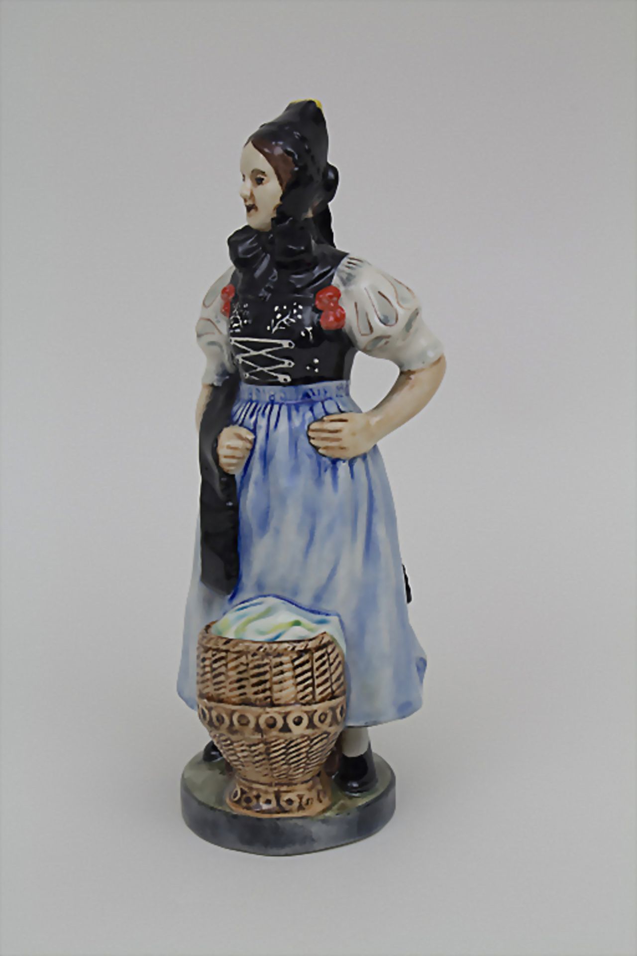 Trachtenfigur 'Tribergerin' / A costumed woman from the Black Forest, Karlsruher Majolika, um 19 - Image 3 of 4