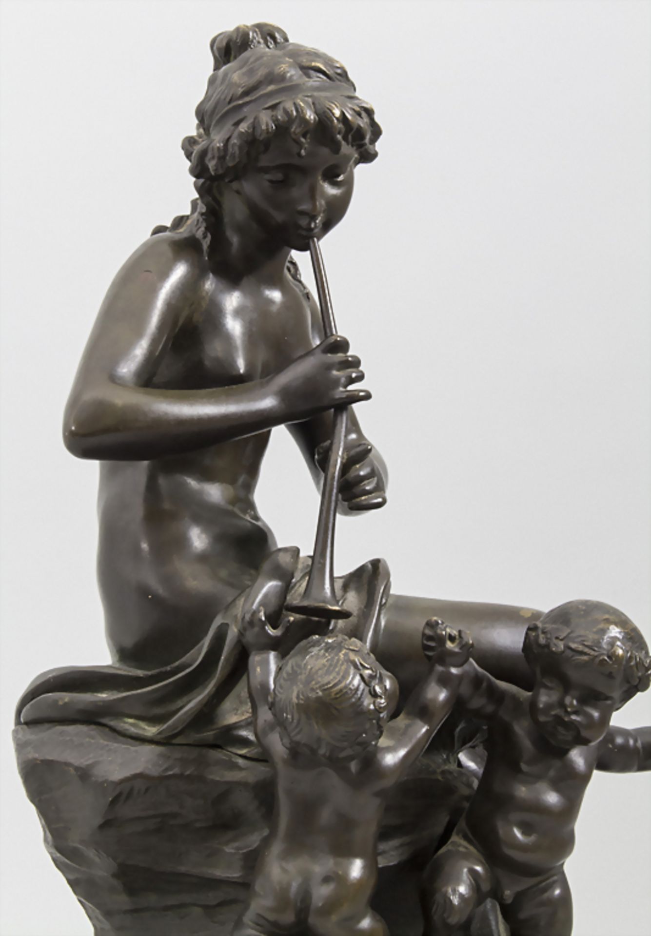Flötespielende Fauness mit zwei kleinen Faunen / A bronze sculpture of a female faun, Frankreic - Image 6 of 8