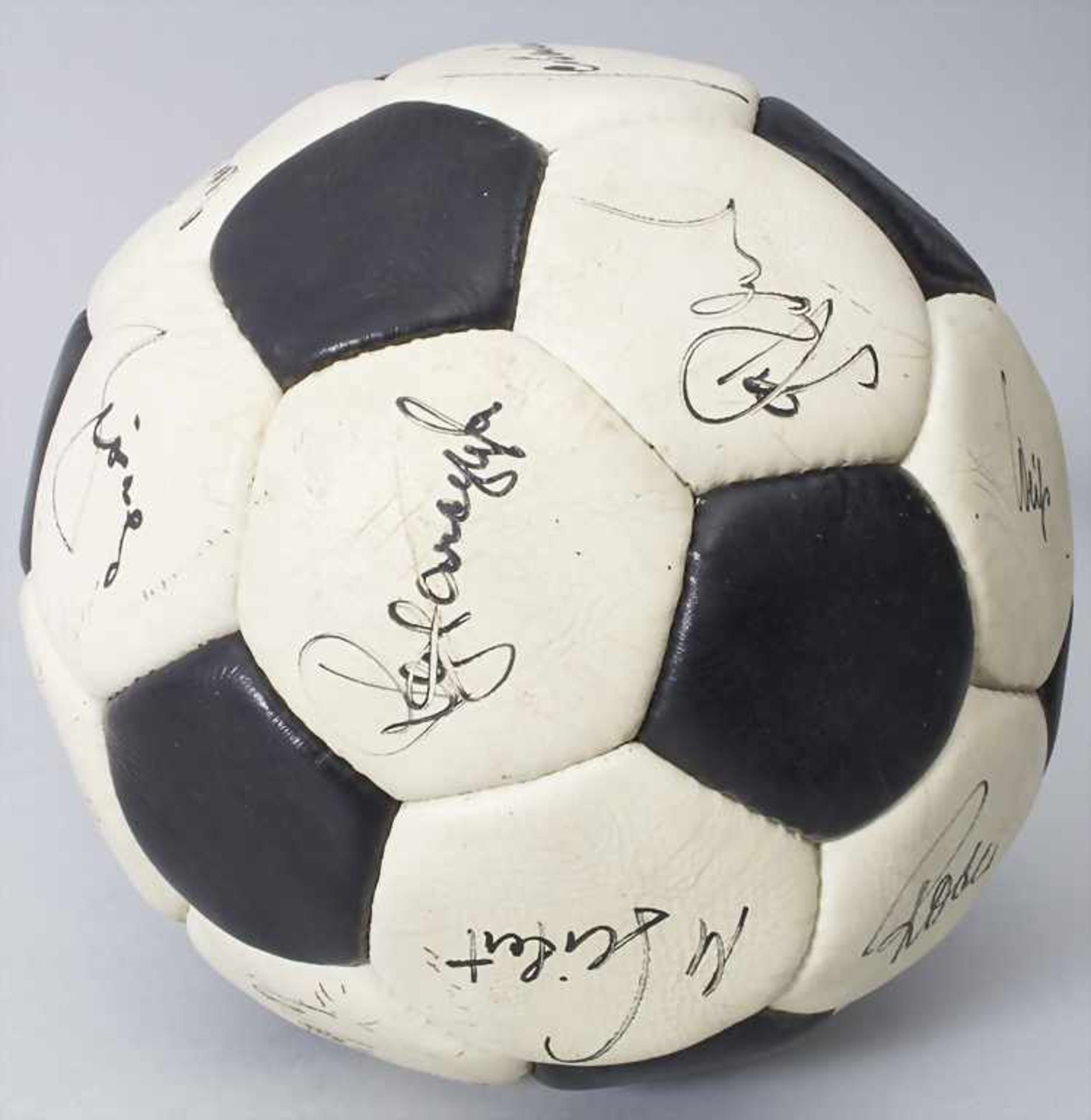 Fußball mit Autogrammen / A soccer ball with autographs, FC Bayern München, 1972-1974<br /