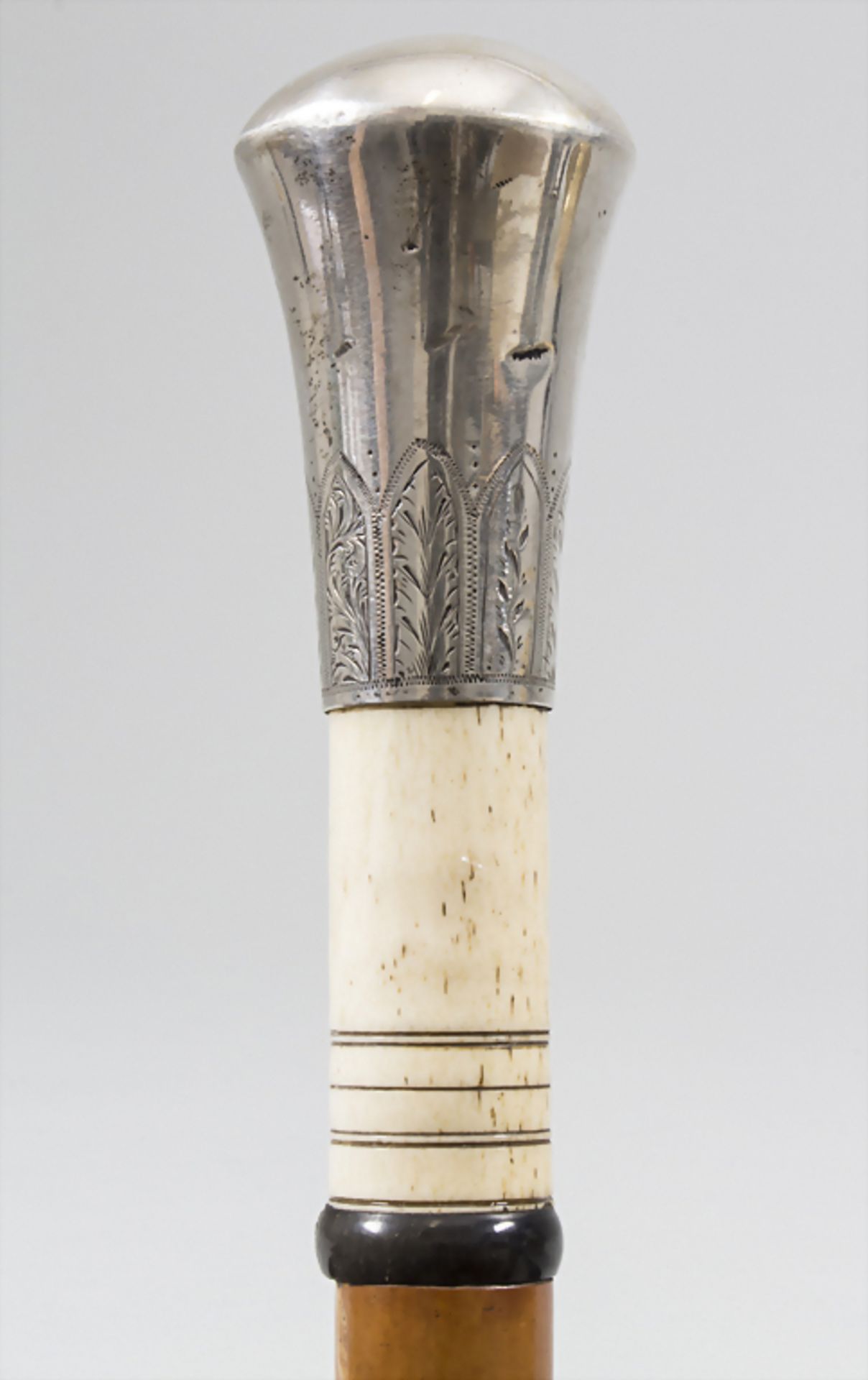 Spazierstock / A walking stick / cane, um 1900Material: Silber, Horn, Elfenbein, Malak - Bild 2 aus 3