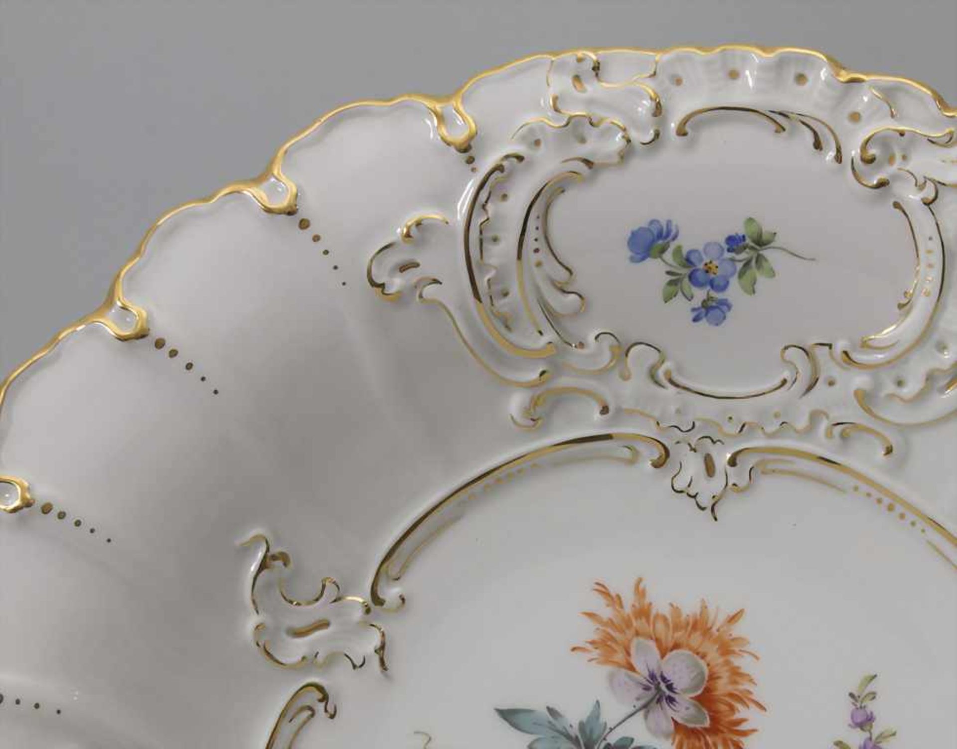 Große Prunkplatte / A large serving platter, Meissen, 20. Jh.Material: Porzellan, pol - Image 2 of 5