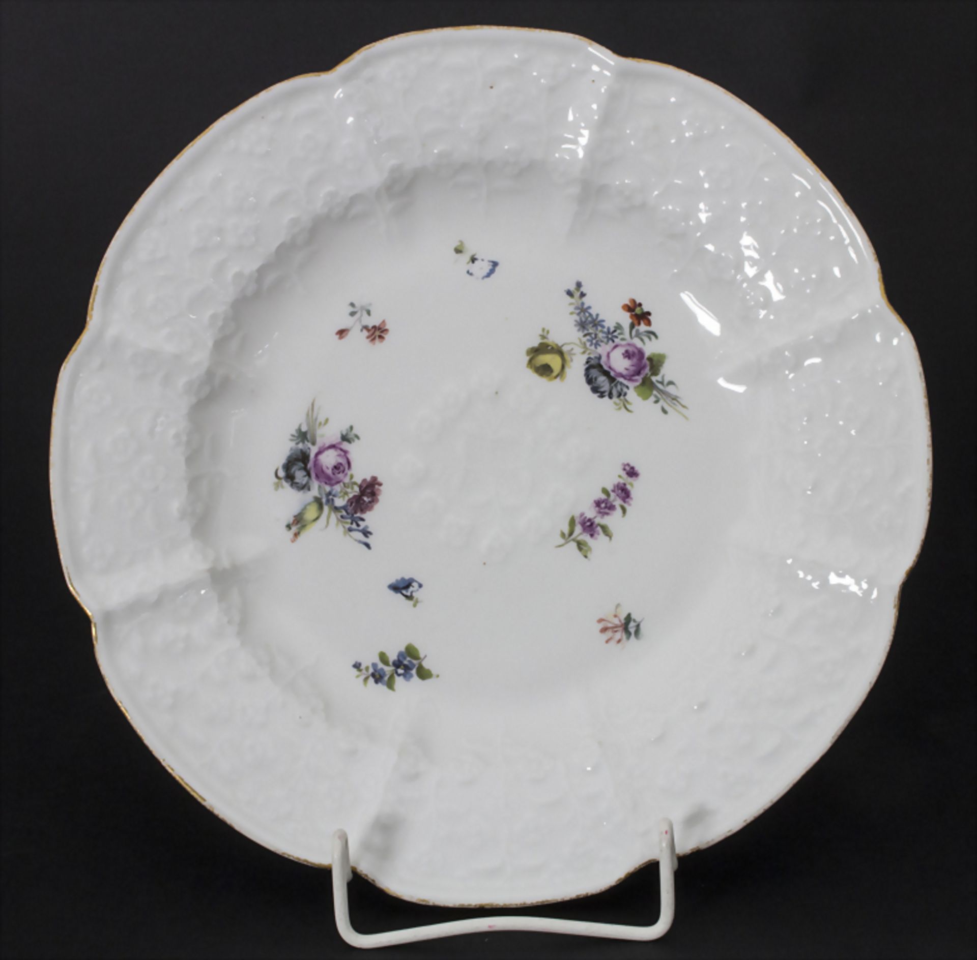 Teller mit Reliefdekor / A plate with flower relief, Meissen, um 1750Material: Porzell