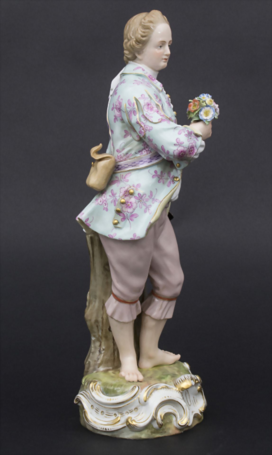 Große Figur eines jungen Mannes mit Blumenstrauß / A large figure of a young man with flower b - Image 5 of 8