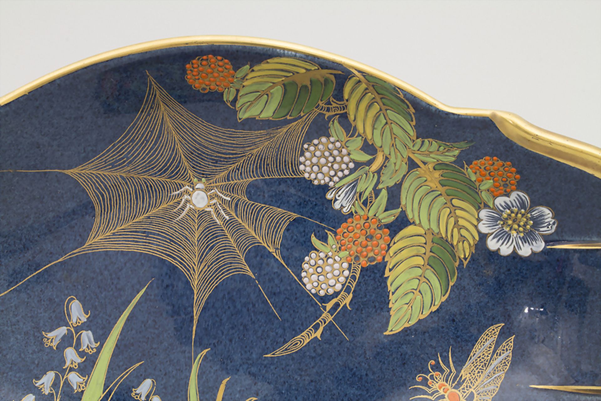 Zierschale mit Spinne / A Bleu Royale dish with a spider, Carlton Ware, Stoke-on-Trent, um 1930 - Image 2 of 5