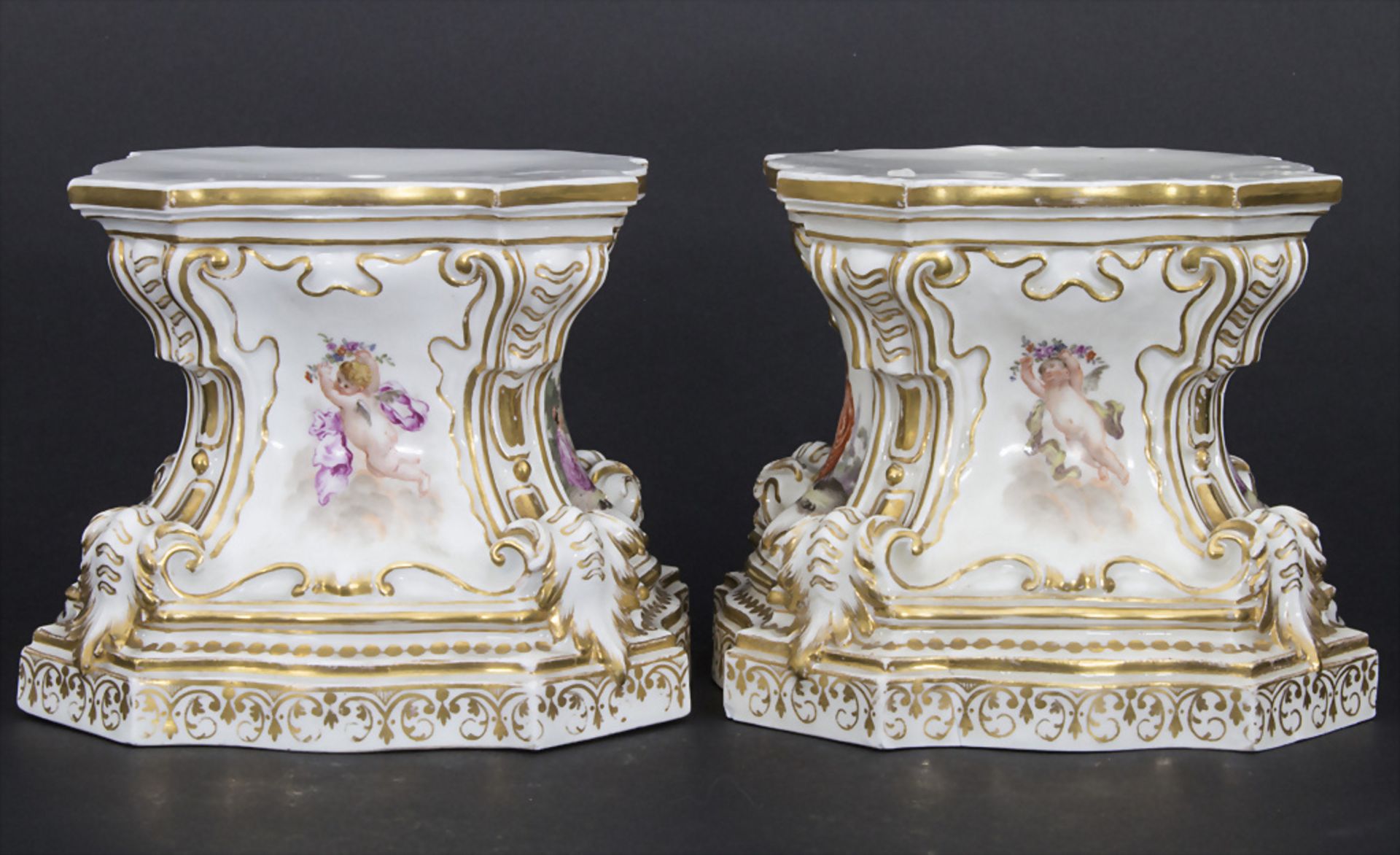 Paar Postamente mit Watteau Szenen / A pair of early pedestals with Watteau scenes, Meissen, ... - Image 4 of 17