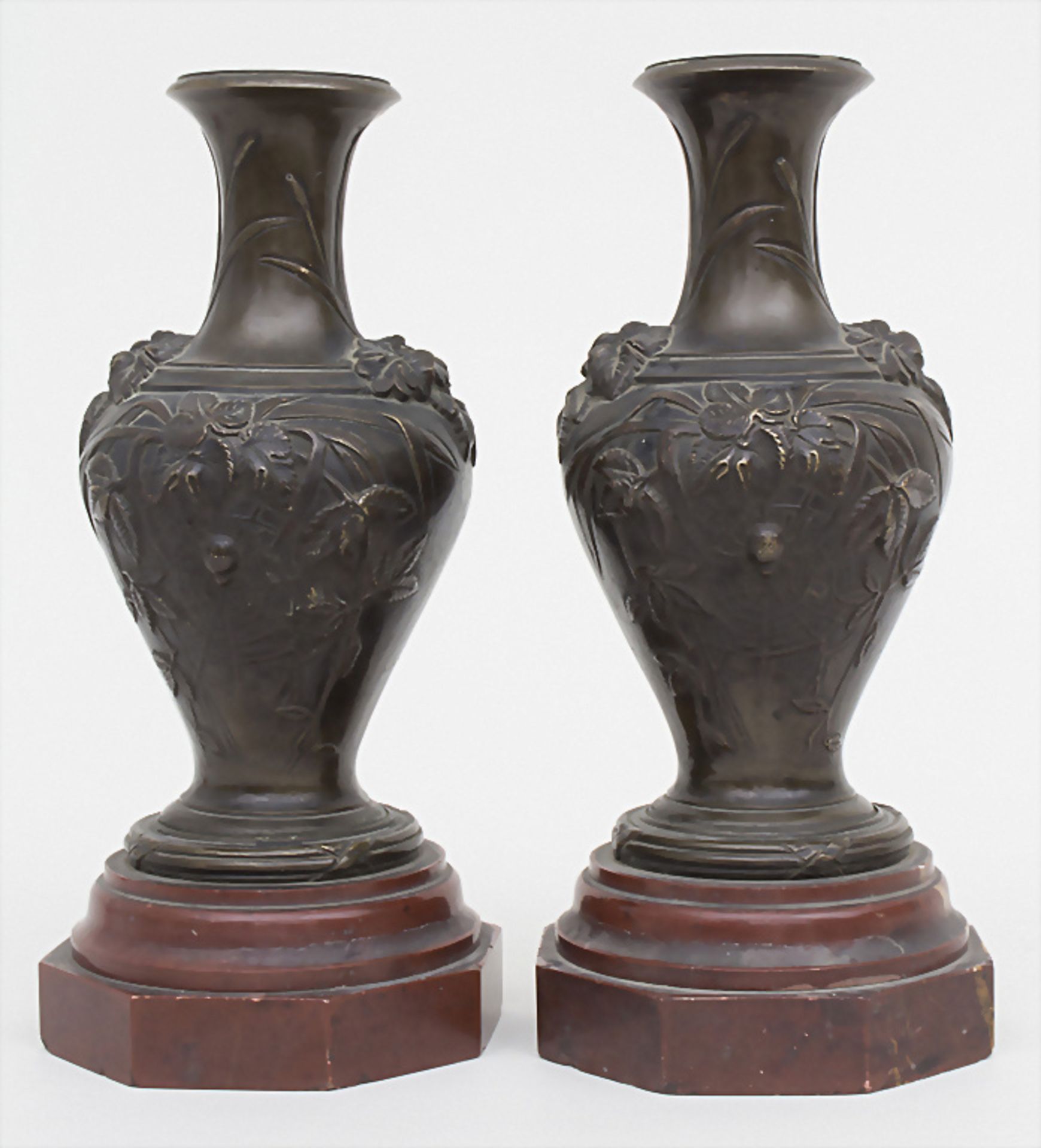 Paar Jugendstil Bronze Vasen mit Spinne und Spinnennetz / A pair of Art Nouveau bronze vases ...