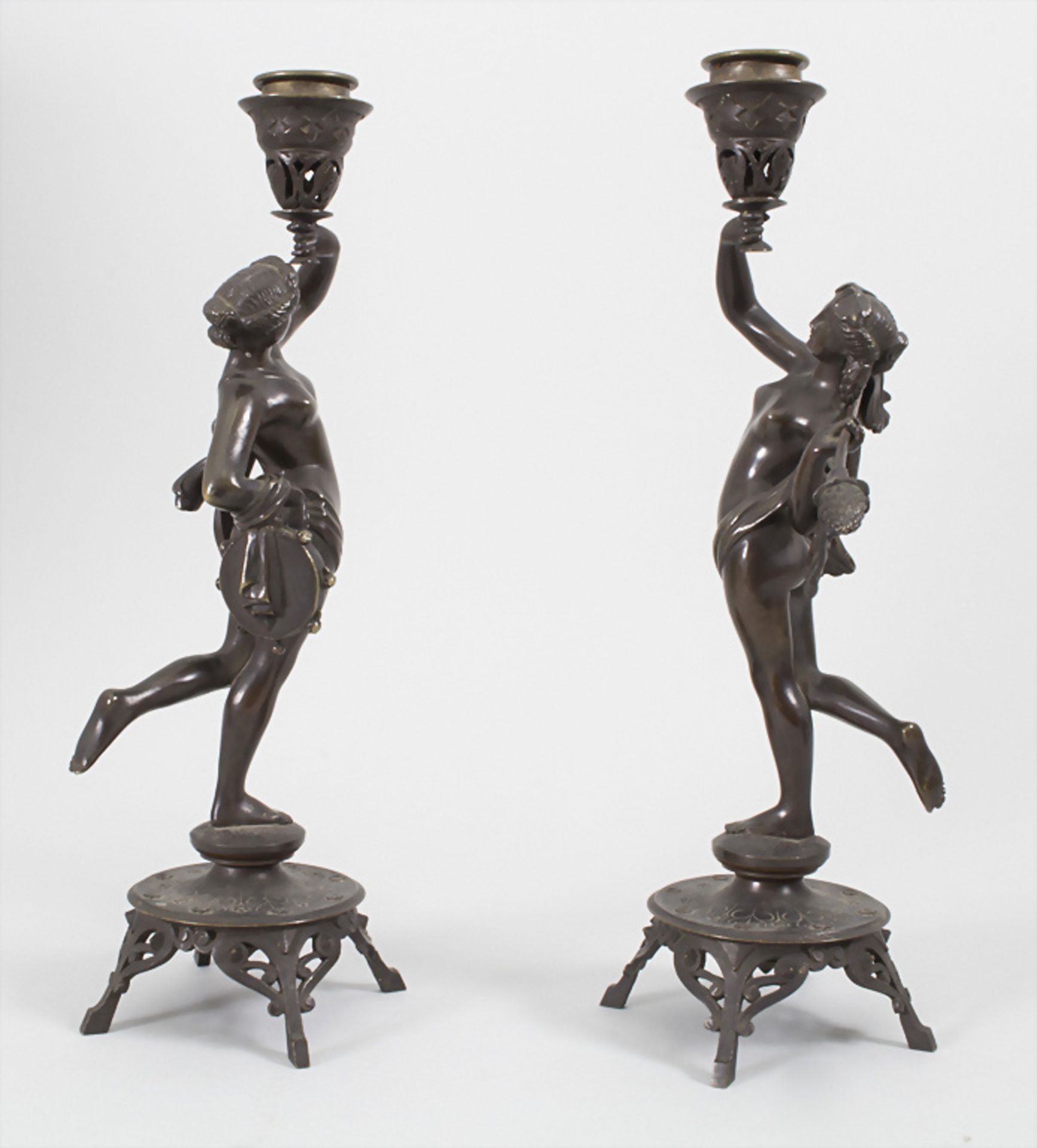 Paar figürliche Bronzeleuchter 'Musen' / A pair of bronze candleholder 'muses', Frankreich, 19. Jh. - Image 4 of 6